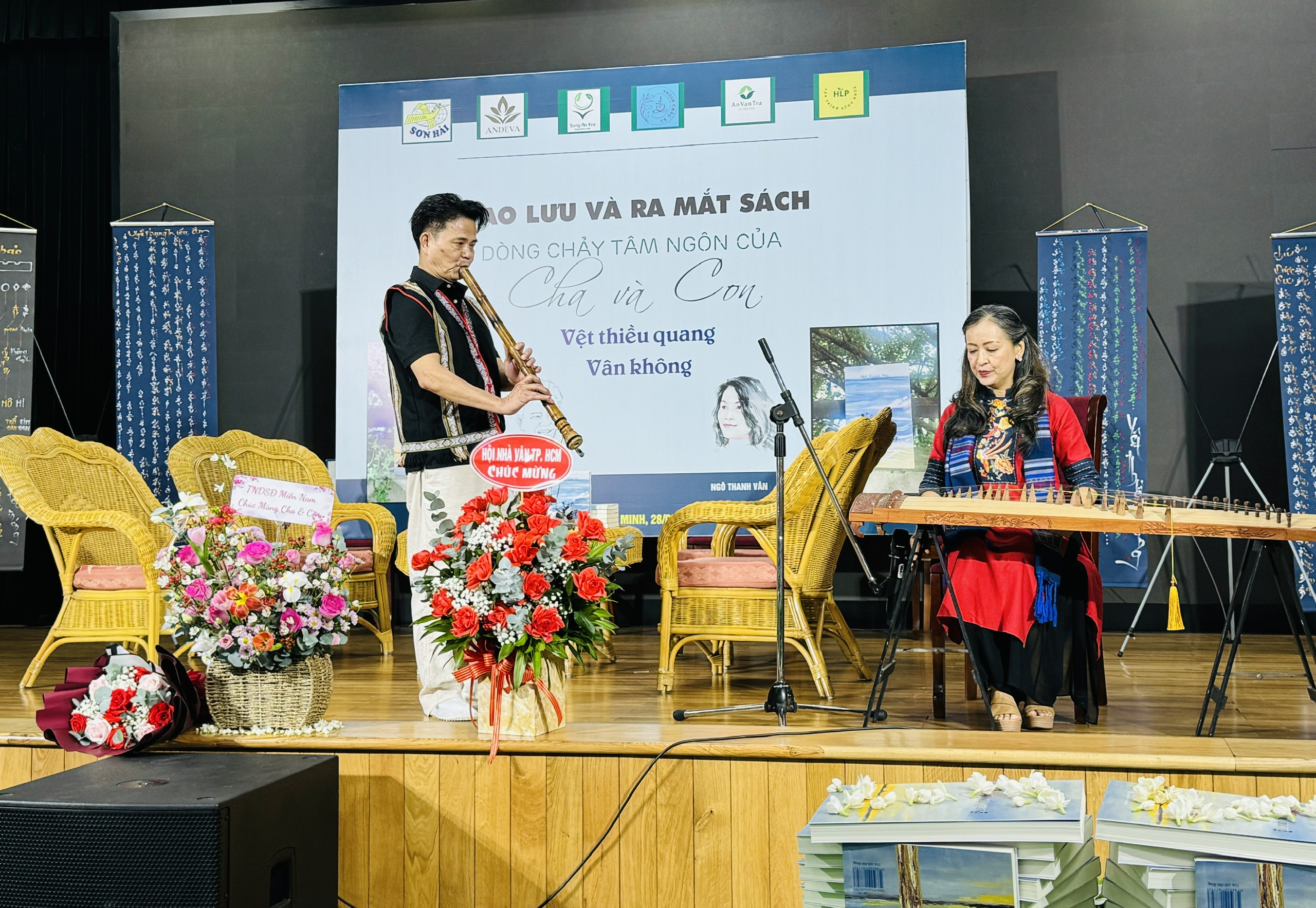 Chairwoman of the Ho Chi Minh City Writers Association, Bich Ngan, wishes the author of 'Van Khong' continued... loneliness - Photo 1. Chủ tịch Hội Nhà văn TP.HCM Bích Ngân chúc tác giả 'Vân không' tiếp tục... cô đơn- Ảnh 1.