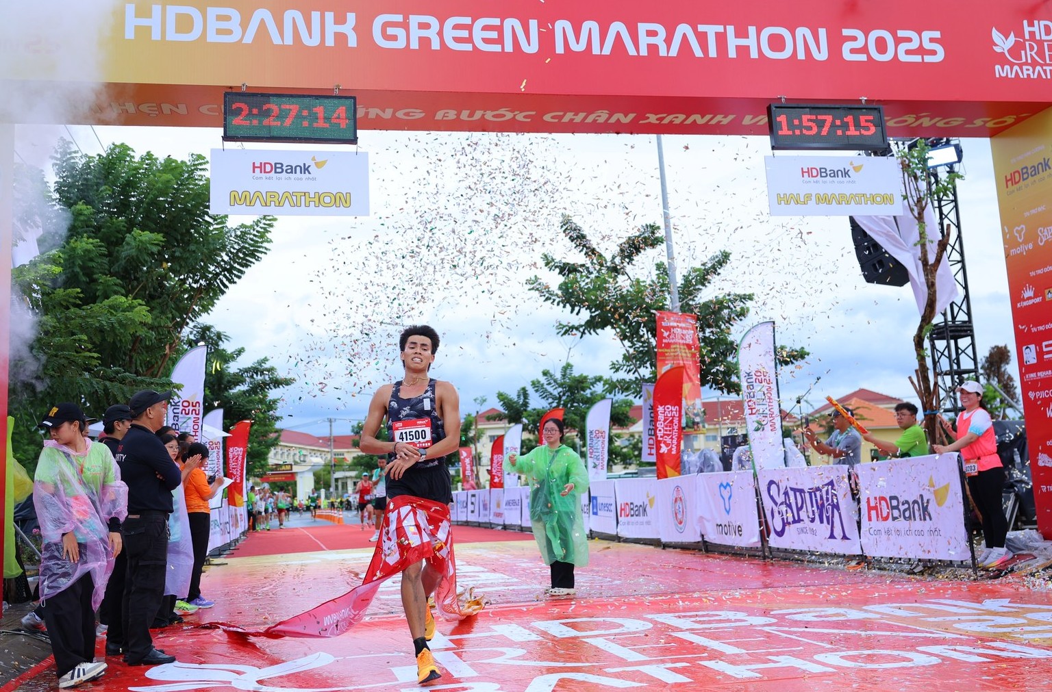 ភ្ញាក់ផ្អើលជាមួយនឹងកំណត់ត្រាថ្មីដែលបានកំណត់ក្នុងការប្រកួតអន្តរជាតិ Green Marathon 2025 - រូបថត ១. Sốc với kỷ lục mới được lập sâu tại giải quốc tế Green Marathon 2025- Ảnh 1.