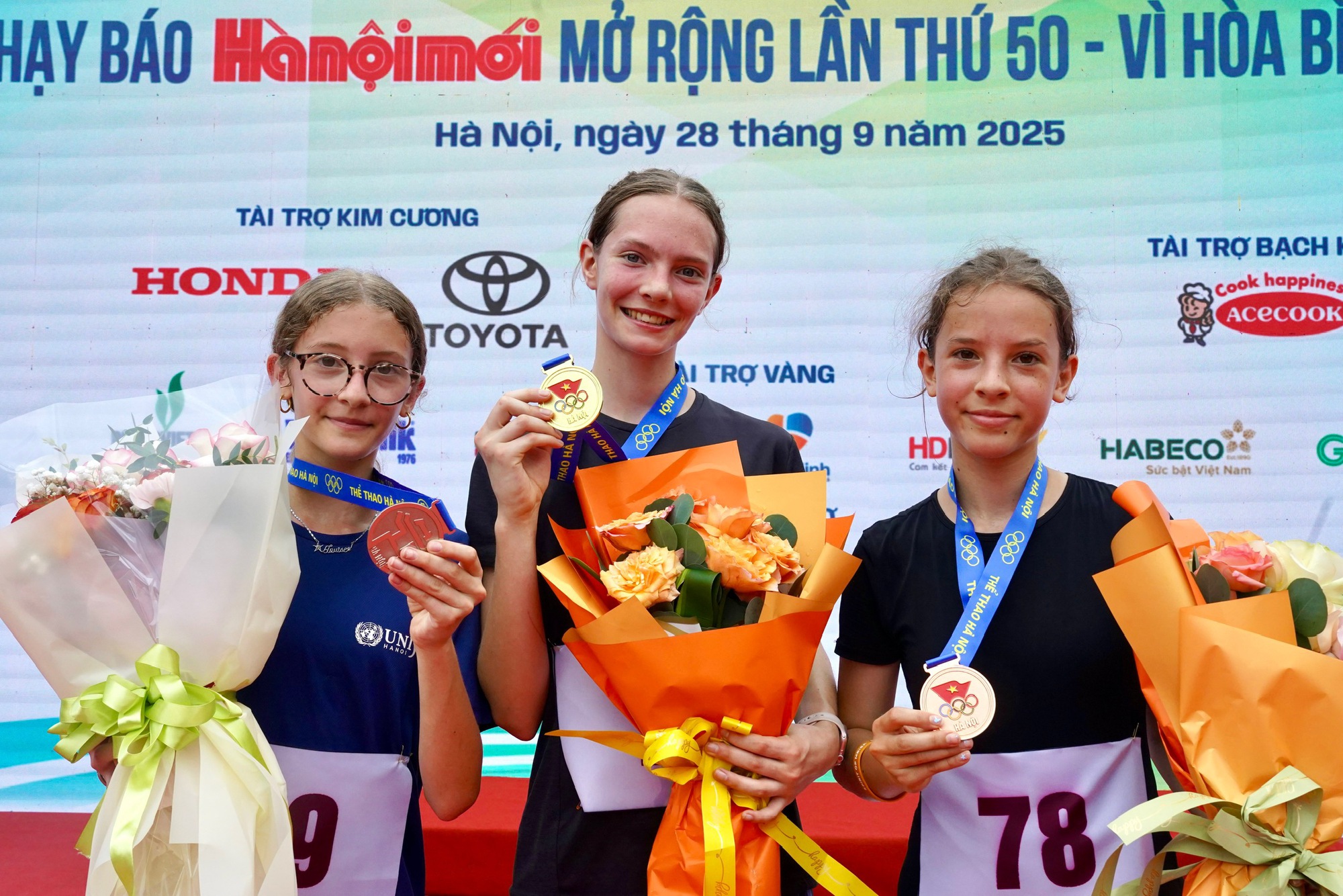 ជុំចុងក្រោយនៃកម្មវិធីរត់កាសែតហាណូយម៉ីឆ្នាំ 2025៖ ផ្សព្វផ្សាយសារសន្តិភាព - រូបថត ២. Chung kết giải chạy Báo Hà Nội mới 2025: Lan tỏa thông điệp vì hòa bình- Ảnh 2.