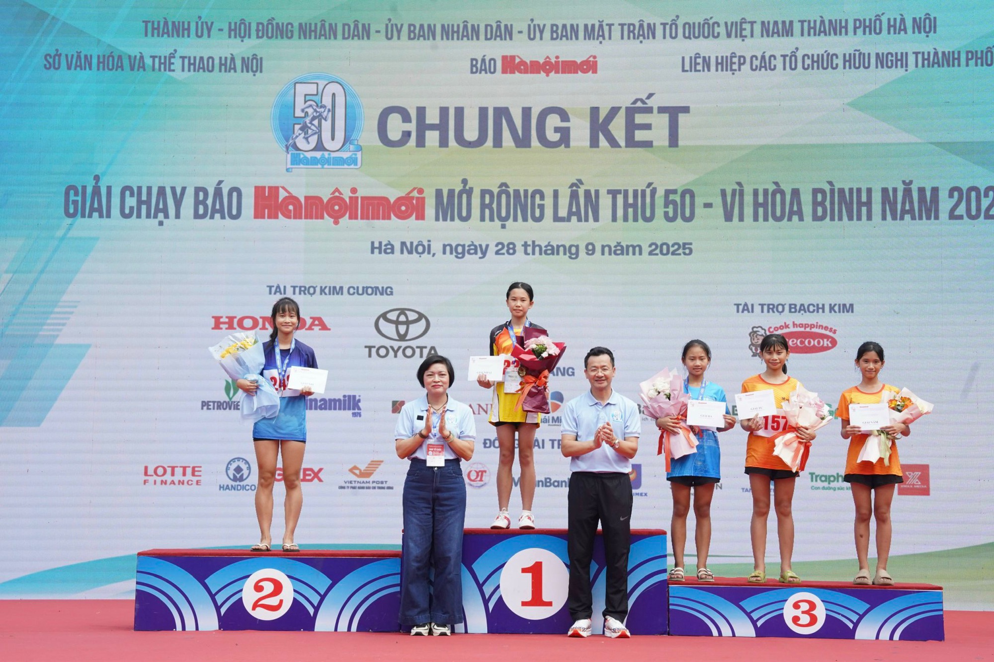 ជុំចុងក្រោយនៃកម្មវិធីរត់កាសែតហាណូយម៉ីឆ្នាំ 2025៖ ផ្សព្វផ្សាយសារសន្តិភាព - រូបថត ៣. Chung kết giải chạy Báo Hà Nội mới 2025: Lan tỏa thông điệp vì hòa bình- Ảnh 3.