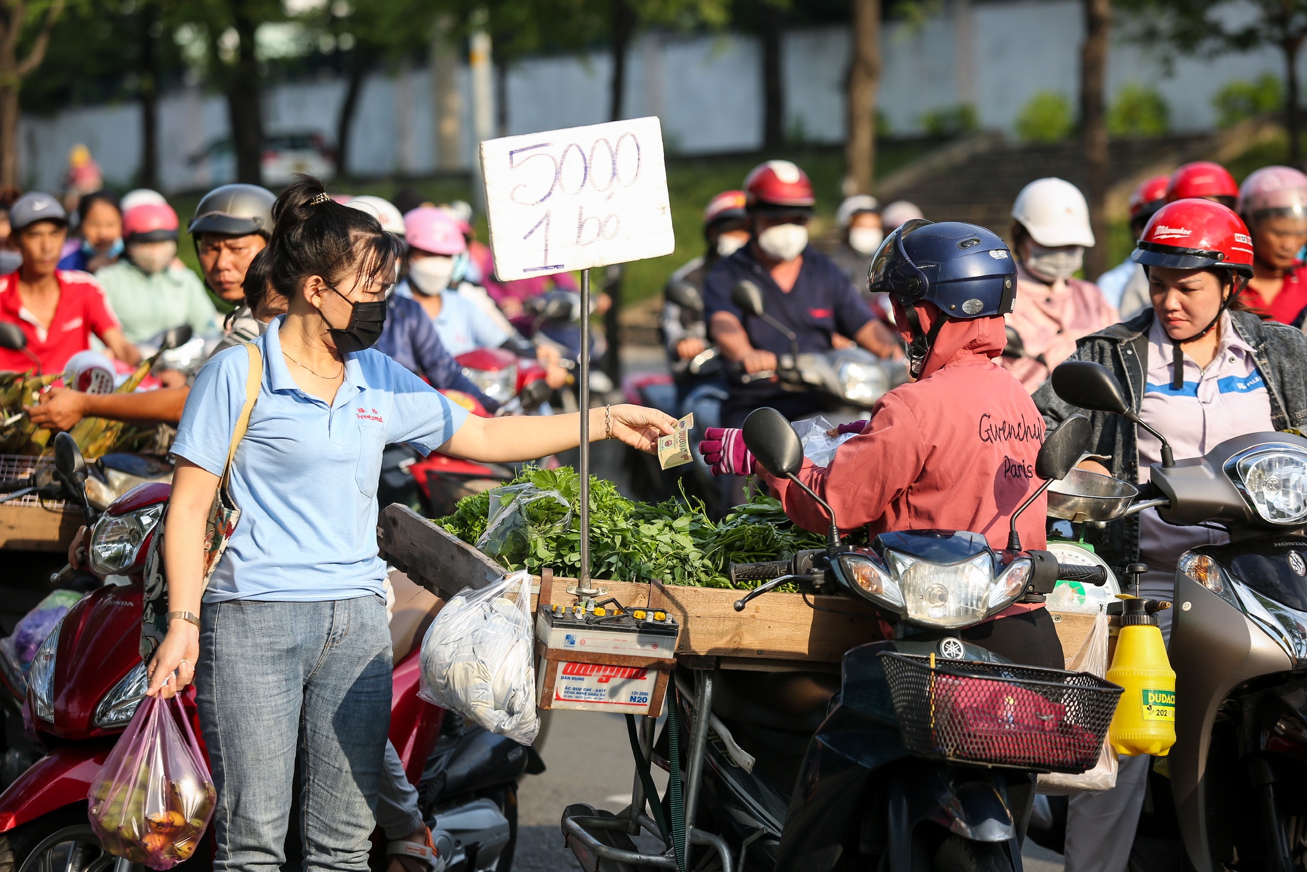 Lương tối thiểu năm 2026: TP.HCM đề xuất nâng phân vùng, lao động sắp tăng lương?- Ảnh 2. Lương tối thiểu năm 2026: TP.HCM đề xuất nâng phân vùng, lao động sắp tăng lương?- Ảnh 2.