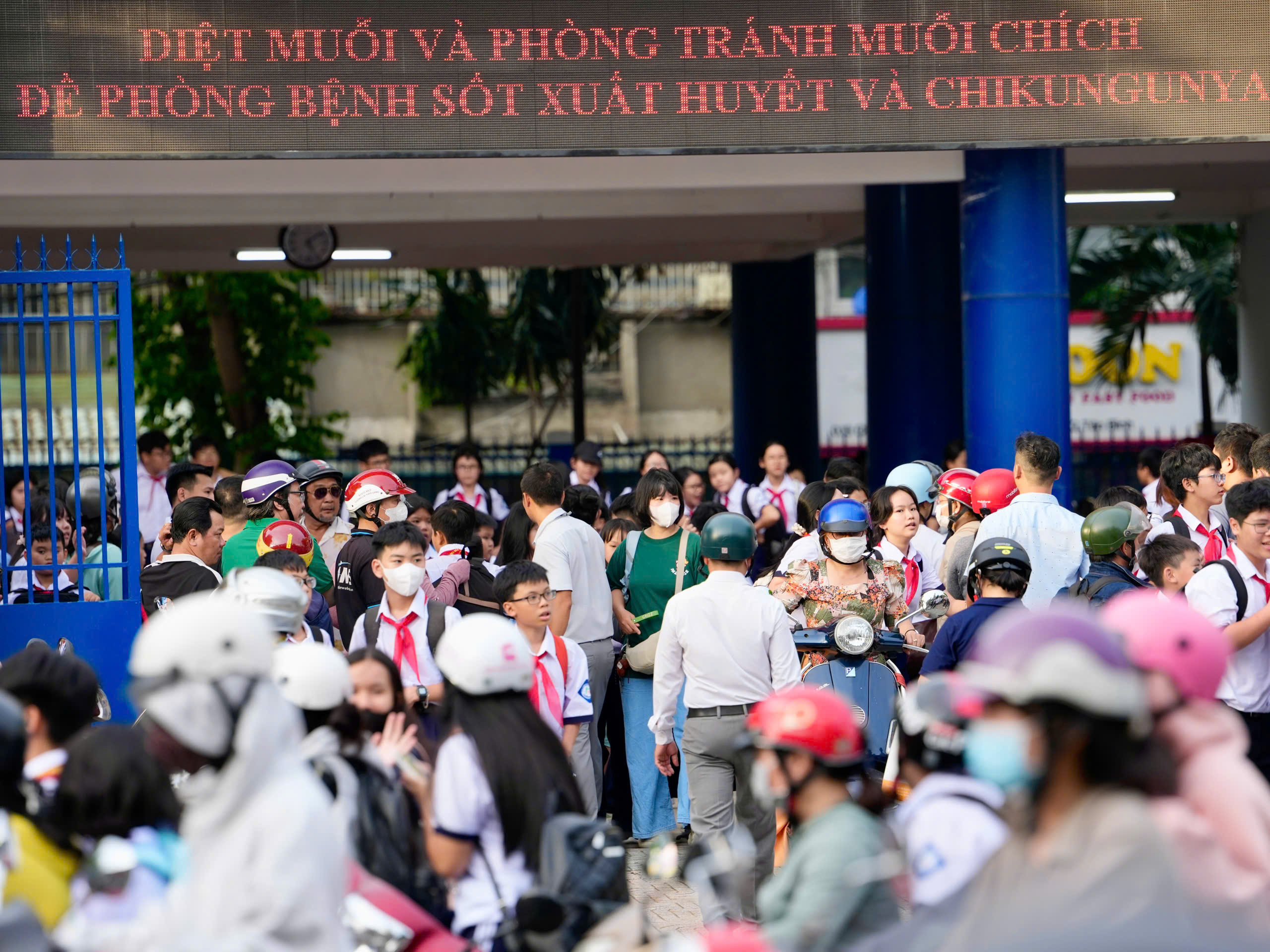 បង់ថ្លៃទូរទស្សន៍ ម៉ាស៊ីនបញ្ចាំង វាំងននក្នុងថ្នាក់រៀន ដោយគ្មានបង្កាន់ដៃ តើត្រឹមត្រូវទេ? - រូបថត ១. Đóng tiền mua tivi, máy chiếu, rèm cửa trong lớp, không biên lai, có đúng quy định?- Ảnh 1.