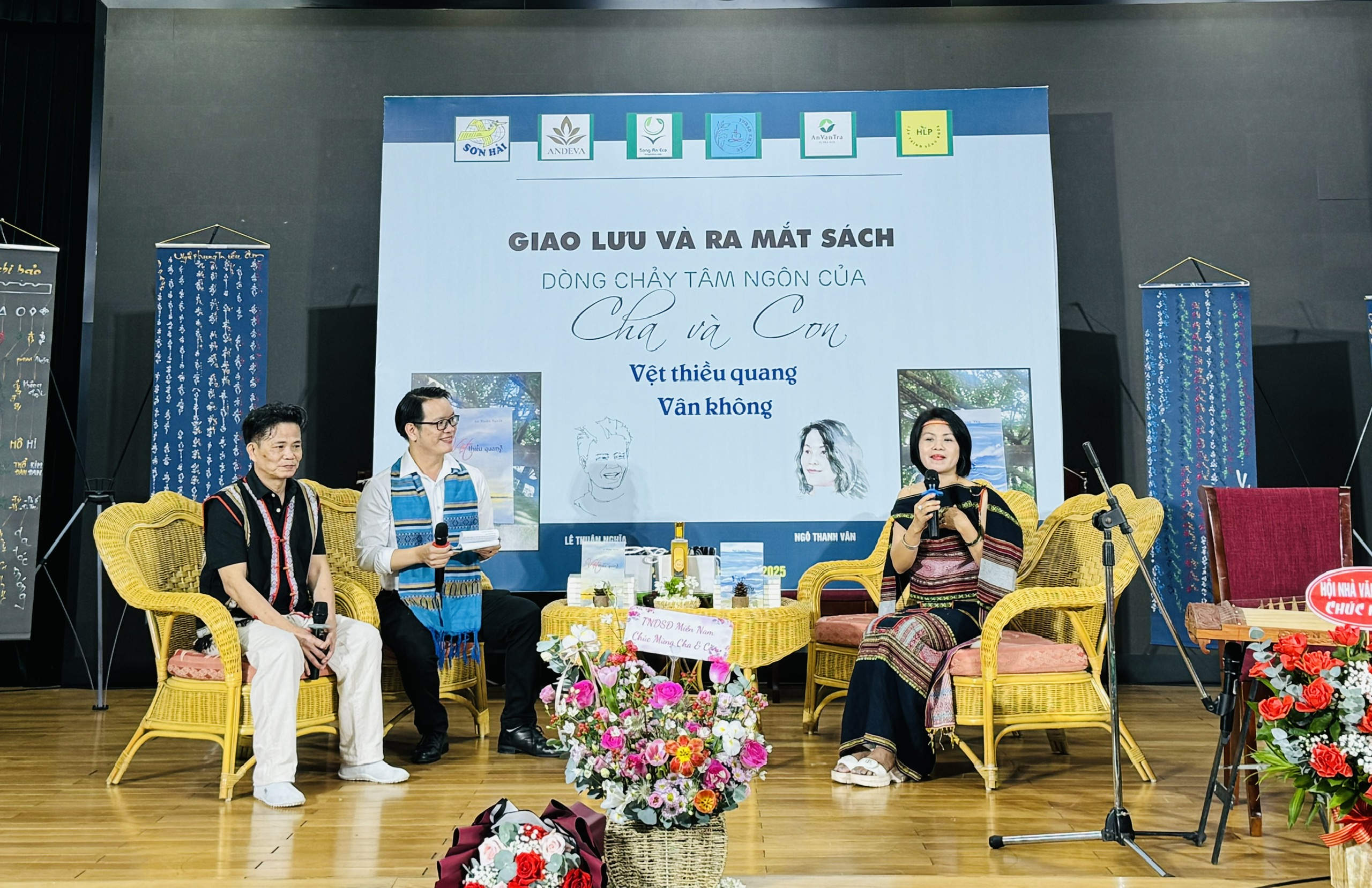 Chairwoman of the Ho Chi Minh City Writers Association, Bich Ngan, wishes the author of 'Van Khong' continued... loneliness - Photo 2. Chủ tịch Hội Nhà văn TP.HCM Bích Ngân chúc tác giả 'Vân không' tiếp tục... cô đơn- Ảnh 2.