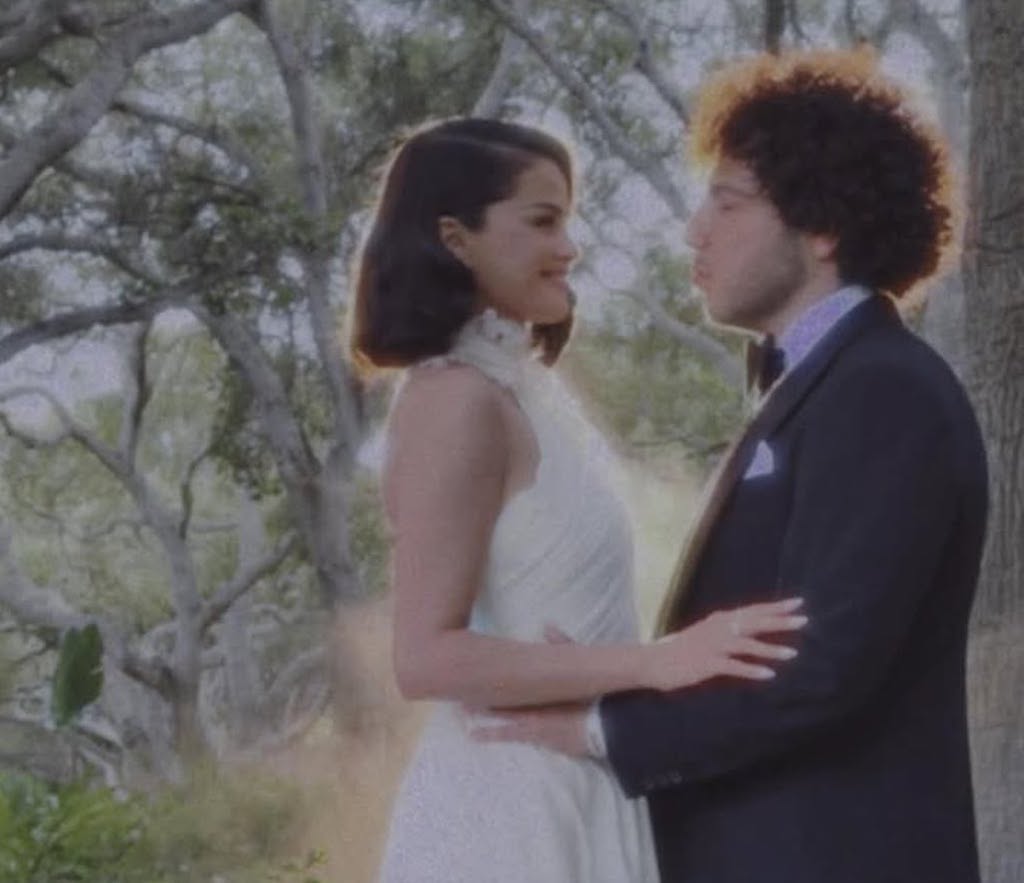 Selena Gomez khoe ảnh đám cưới ngọt ngào với Benny Blanco - Ảnh 1.