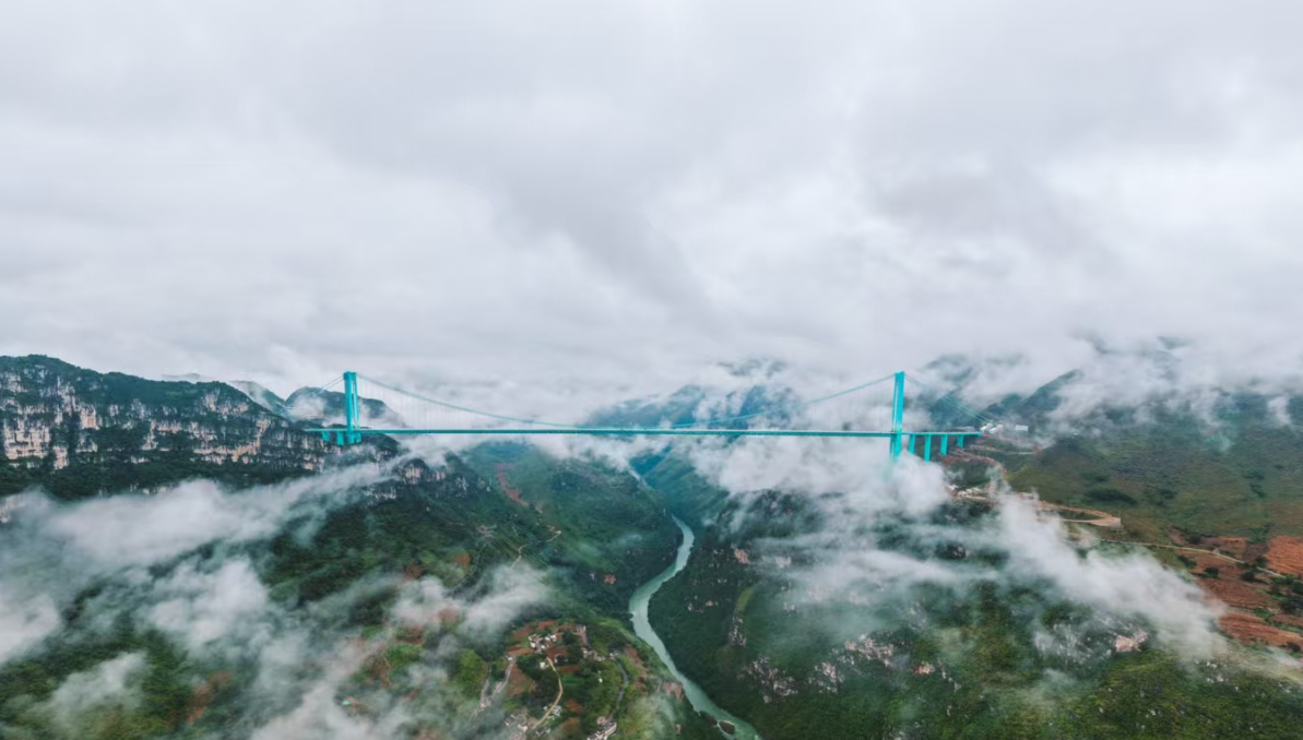 Cầu cao nhất thế giới thông xe ở Trung Quốc - Ảnh 1.