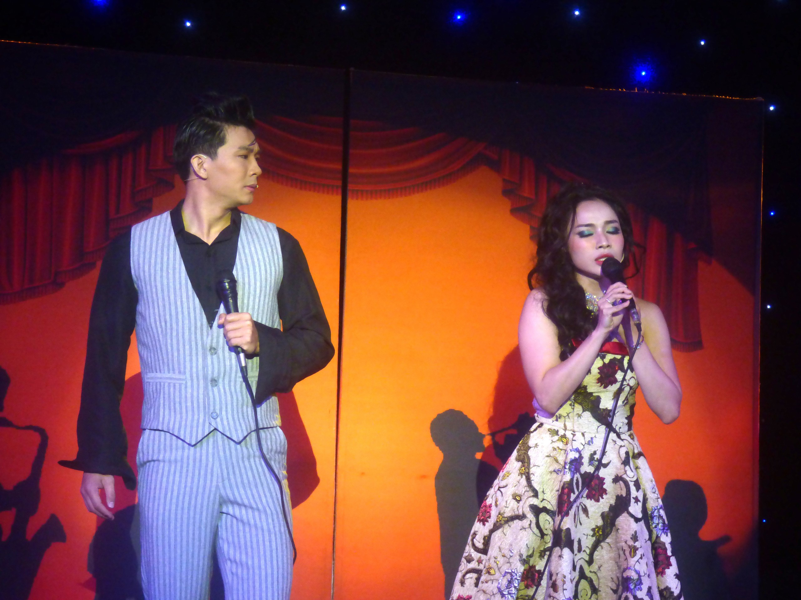 'កន្ទុយរបស់សត្វក្រៀល': នៅពេលដែលបន្ទប់ផឹកតែប្រែទៅជាដំណាក់កាលអ្នកស៊ើបអង្កេត - រូបថត 2 ។ 'Hạc Vỹ Lan': Khi phòng trà hóa thành sân khấu trinh thám- Ảnh 2.