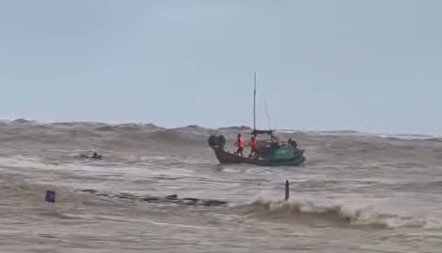 Vụ 2 t&agrave;u c&aacute; ch&igrave;m tại Quảng Trị: Gặp lại người h&ugrave;ng Vietship 01- Ảnh 4.