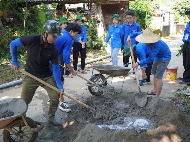 Áo xanh tình nguyện…