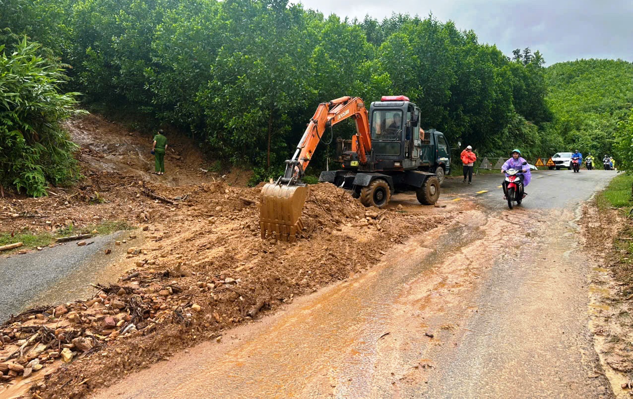 Bão số 10: Nhiều nơi ở Đà Nẵng sạt lở nghiêm trọng, 1 người mất tích- Ảnh 1.