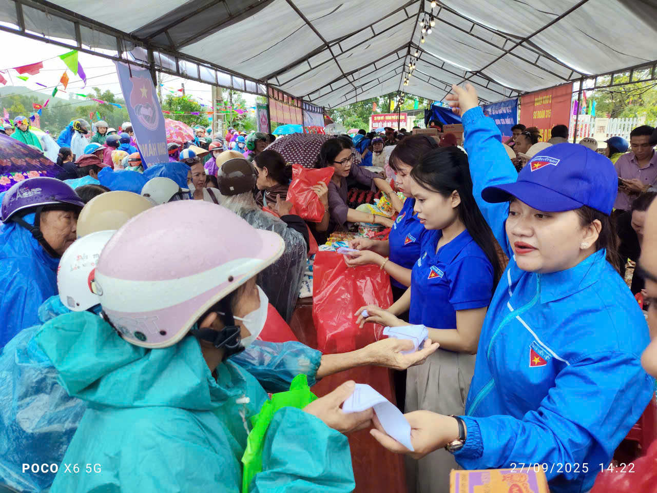 Chợ phiên 0 đồng 'đốn tim' trong mưa bão số 10 ở Đà Nẵng- Ảnh 8.