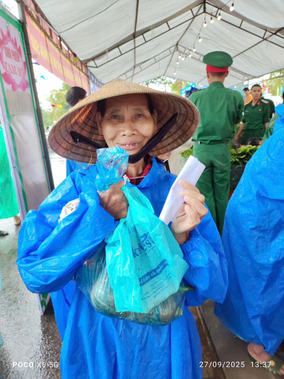 Chợ phiên 0 đồng 'đốn tim' trong mưa bão số 10 ở Đà Nẵng- Ảnh 6.