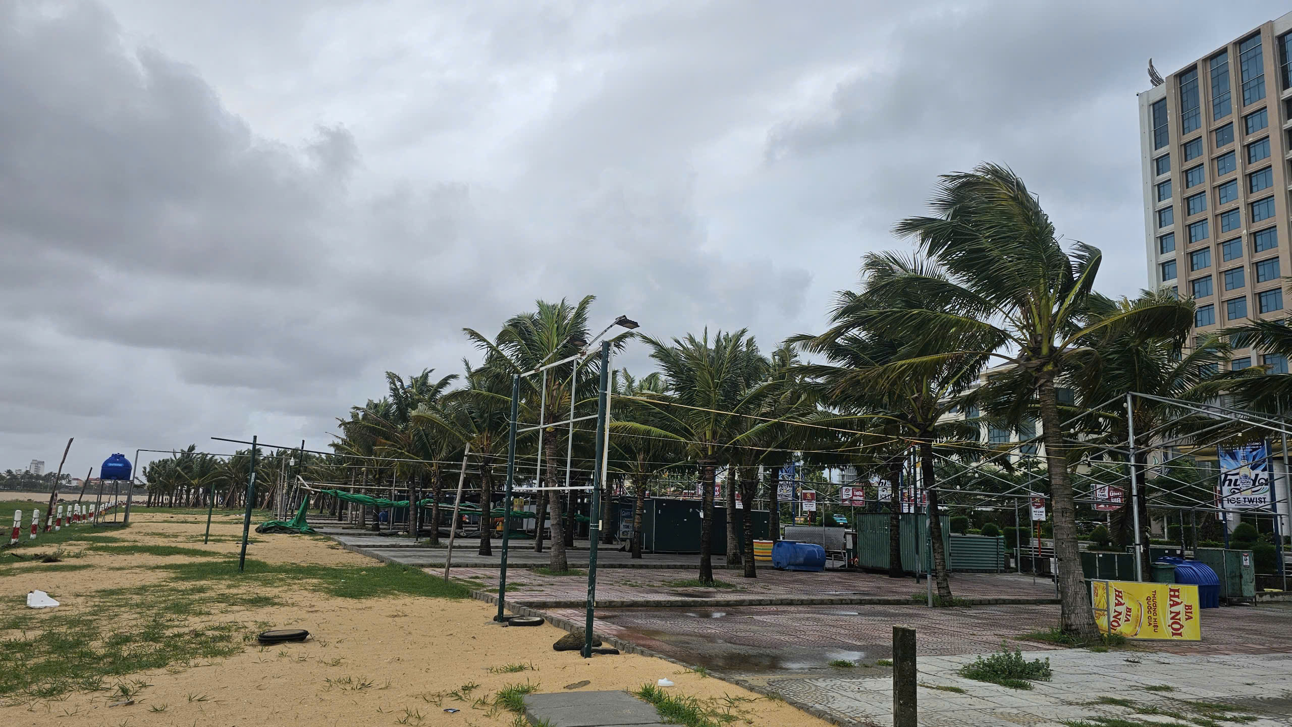 Biển Nhật Lệ dậy sóng, mưa lũ uy hiếp trước bão số 10- Ảnh 4.