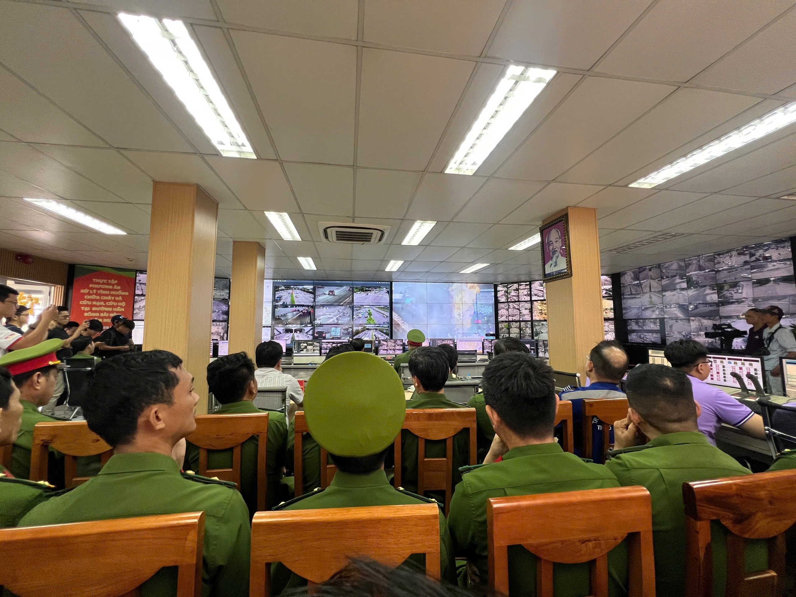 TP.HCM diễn tập PCCC hầm sông Sài Gòn, có robot TAF35 - Ảnh 9.