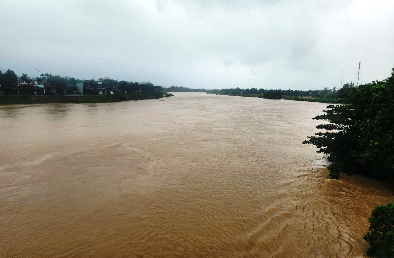 Bão số 10: Cận cảnh QL14B cũ ngập sâu, phương tiện gặp khó khăn- Ảnh 9.