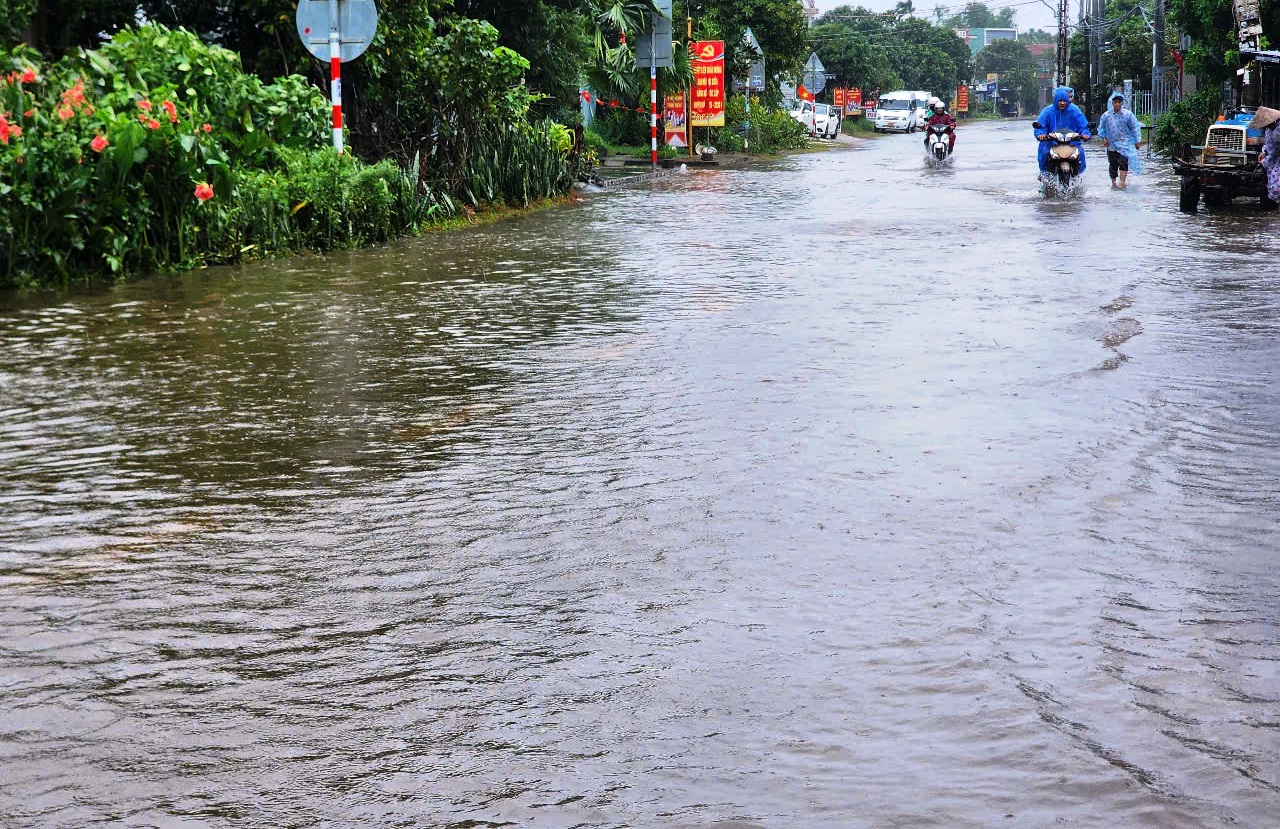 Bão số 10: Cận cảnh QL14B cũ ngập sâu, phương tiện gặp khó khăn- Ảnh 4.
