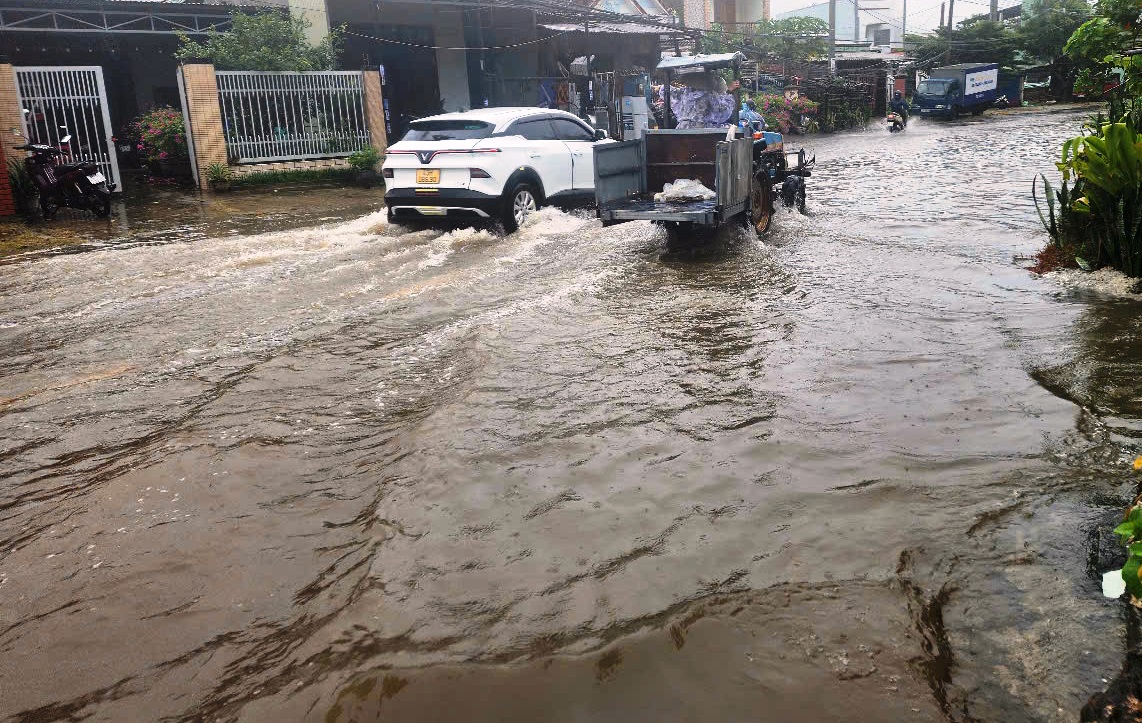 Bão số 10: Cận cảnh QL14B cũ ngập sâu, phương tiện gặp khó khăn- Ảnh 7.