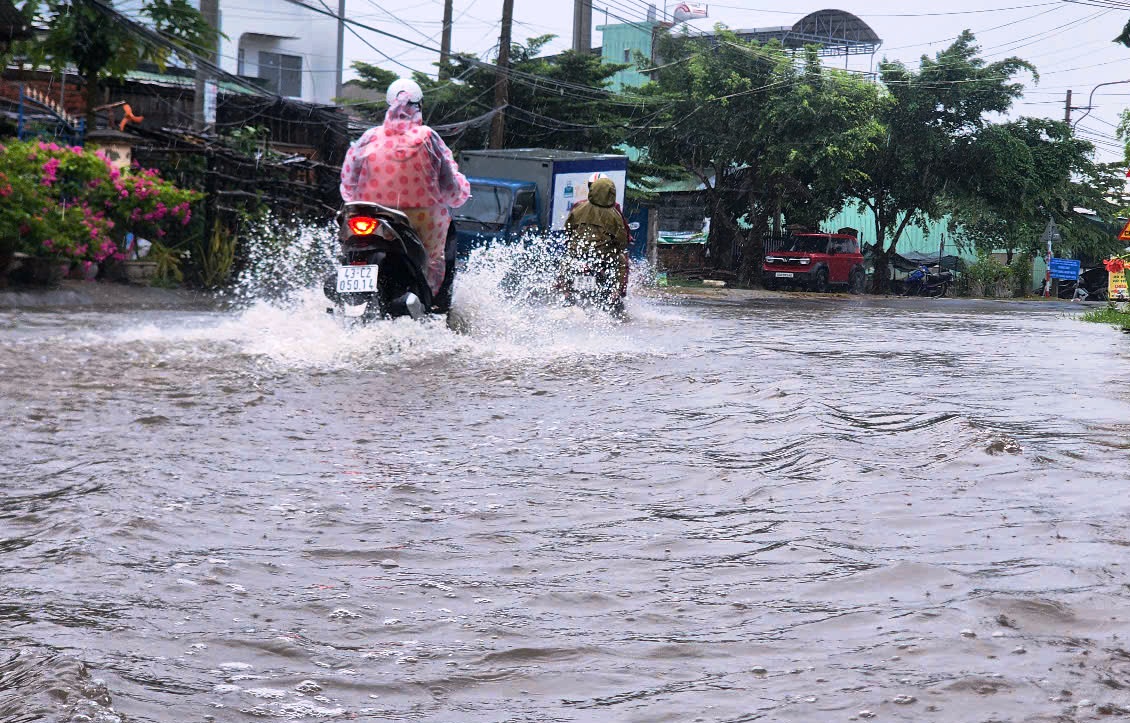 Bão số 10: Cận cảnh QL14B cũ ngập sâu, phương tiện gặp khó khăn- Ảnh 8.