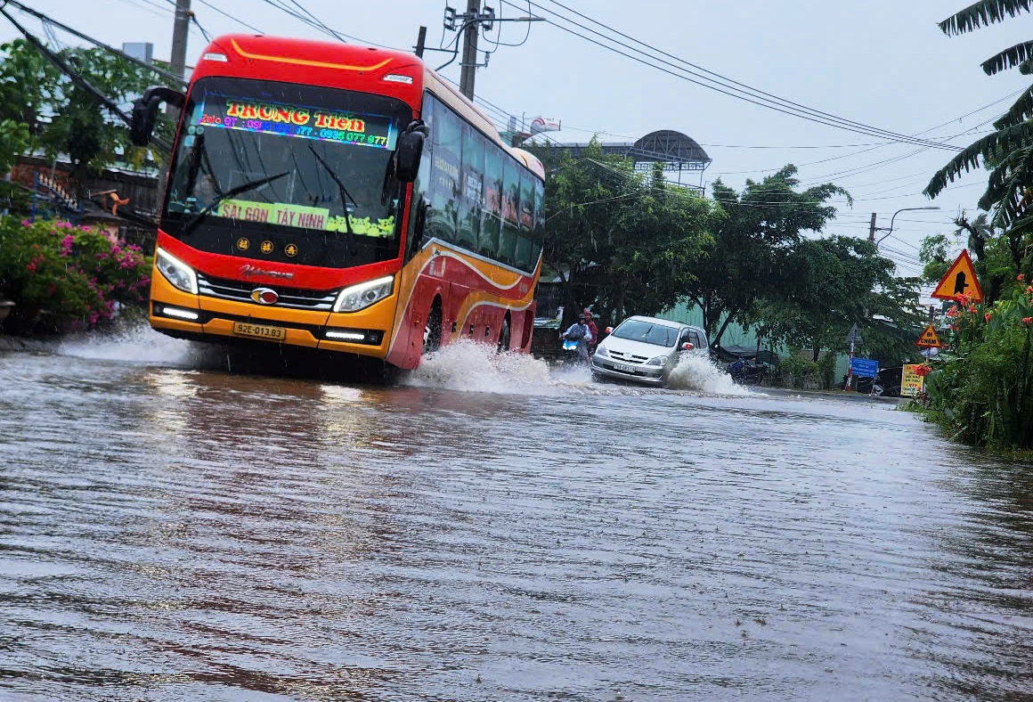 Bão số 10: Cận cảnh QL14B cũ ngập sâu, phương tiện gặp khó khăn- Ảnh 3.