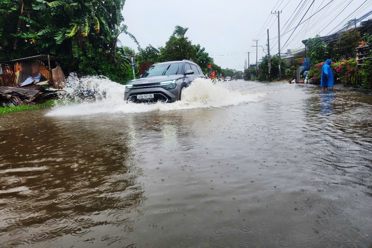 Bão số 10: Cận cảnh QL14B cũ ngập sâu, phương tiện gặp khó khăn- Ảnh 6.