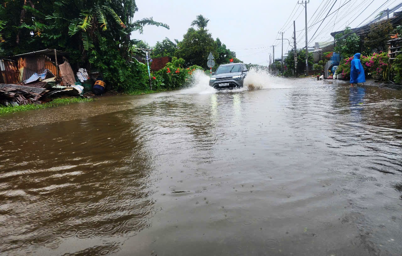 Bão số 10: Cận cảnh QL14B cũ ngập sâu, phương tiện gặp khó khăn- Ảnh 2.