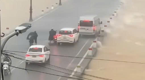 Ấm áp cảnh xe tải làm 'lá chắn' bảo vệ người đi đường giữa bão số 10- Ảnh 2. Ấm áp cảnh xe tải làm 'lá chắn' bảo vệ người đi đường giữa bão số 10- Ảnh 2.