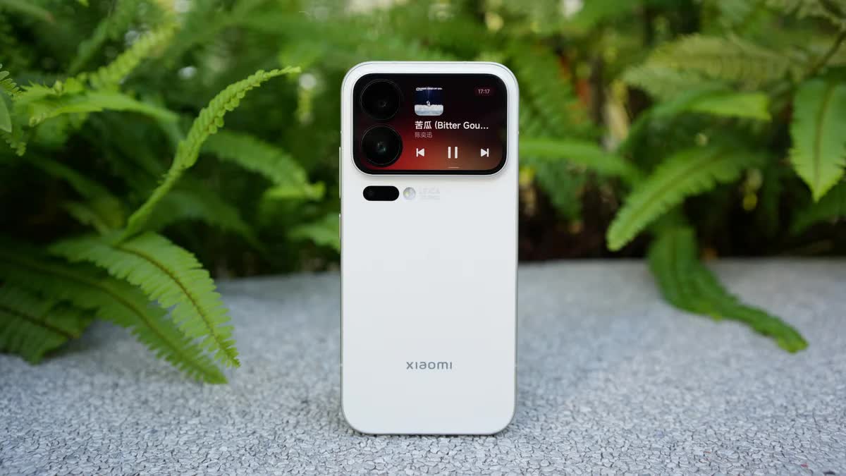 Doanh số Xiaomi 17 lao dốc vì sao chép iPhone 17 quá lộ liễu? - Ảnh 1.