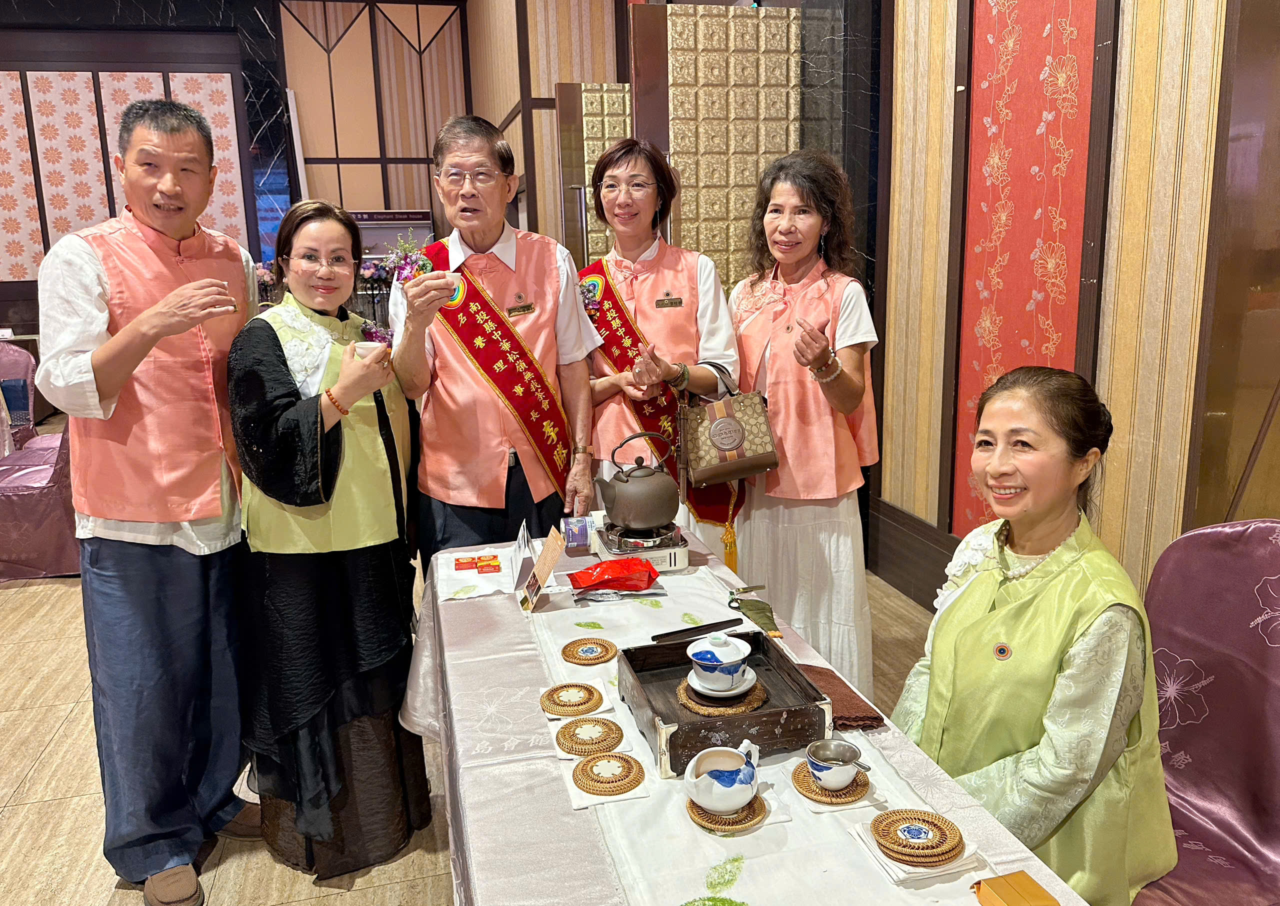 Kết nghĩa Hội trà Tùng Lĩnh Nam Đầu: Đưa văn hóa trà Việt đến bạn bè quốc tế- Ảnh 3. Kết nghĩa Hội trà Tùng Lĩnh Nam Đầu: Đưa văn hóa trà Việt đến bạn bè quốc tế - Ảnh 4.