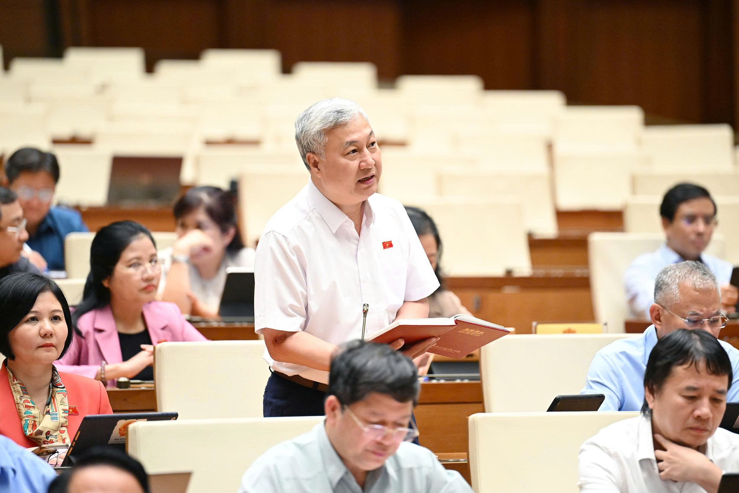 ប្រតិភូរដ្ឋសភាស្នើឲ្យមានការបំភ្លឺថា ហេតុអ្វីបានជាការប្រឡងសញ្ញាបត្រមធ្យមសិក្សាទុតិយភូមិត្រូវរក្សា? - រូបថត ១. Đại biểu Quốc hội đề nghị làm rõ vì sao phải giữ kỳ thi tốt nghiệp THPT?- Ảnh 1.