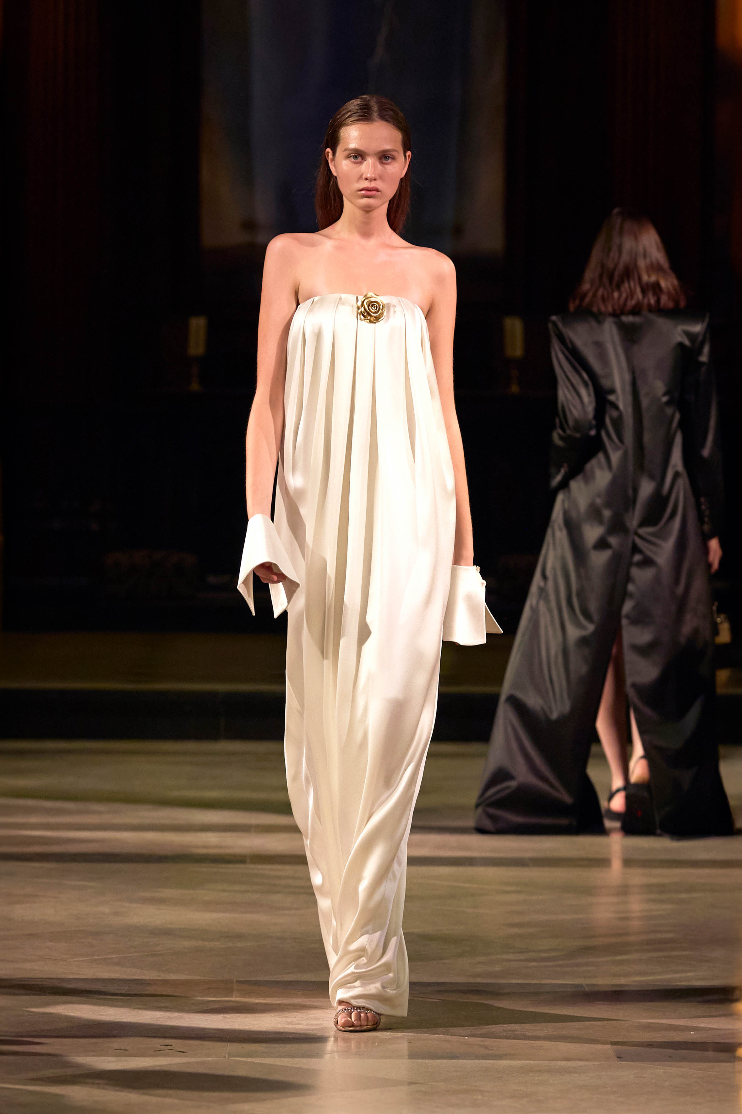 ម៉ូដវៀតណាមវាយលុកលើឆាកអន្តរជាតិ - រូបថត ៥. Thời trang Việt 'đổ bộ' sàn diễn quốc tế- Ảnh 5.