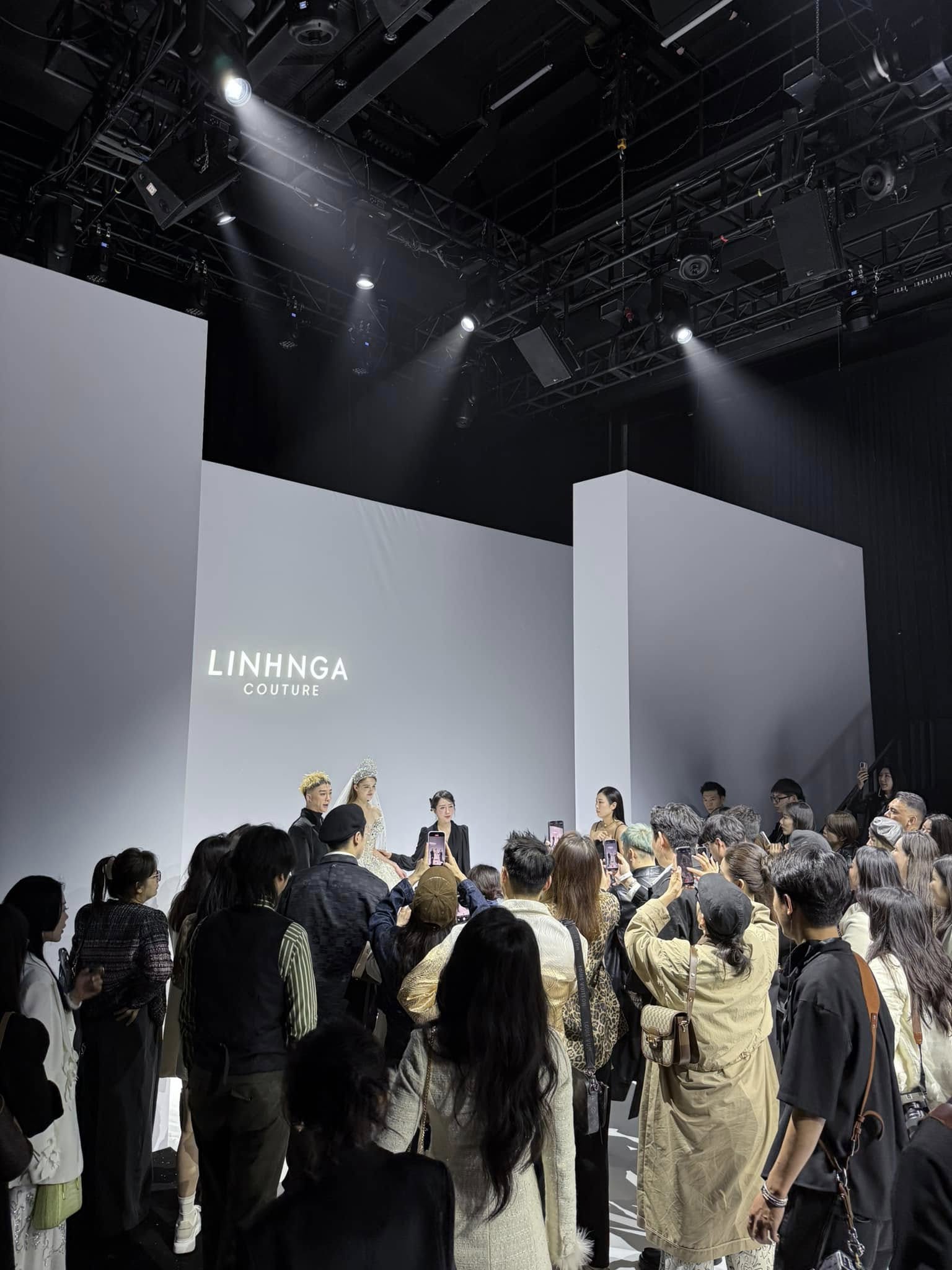 ម៉ូដវៀតណាមវាយលុកលើឆាកអន្តរជាតិ - រូបថត ៨. Thời trang Việt 'đổ bộ' sàn diễn quốc tế- Ảnh 8.