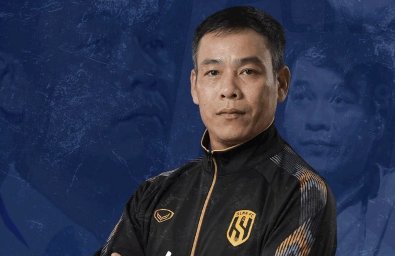 ទម្លាយចរិតអង្គុយកៅអីក្ដៅរបស់ SLNA ជំនួសតំណែងគ្រូបង្វឹក ផាន់ គ្រាន់៖ មិនសូវស្គាល់! - រូបថត ១. Lộ diện nhân vật ngồi ghế nóng SLNA thay HLV Phan Như Thuật từ chức: Không xa lạ!- Ảnh 1.