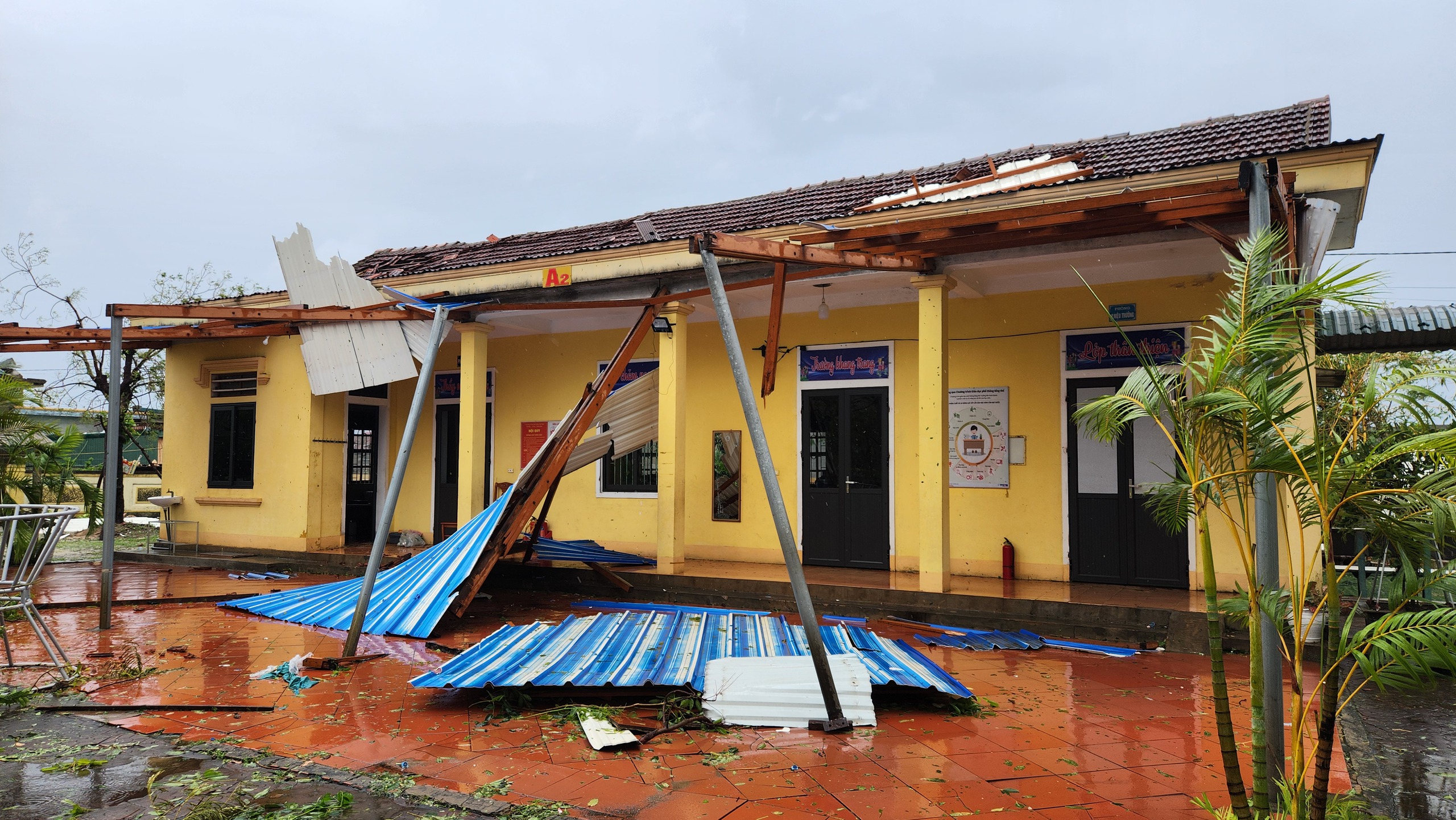 Bão số 10: 'Nhà không còn, tôi không biết sống sao đây'- Ảnh 6. Bão số 10: 'Nhà không còn, tôi không biết sống sao đây'- Ảnh 6.