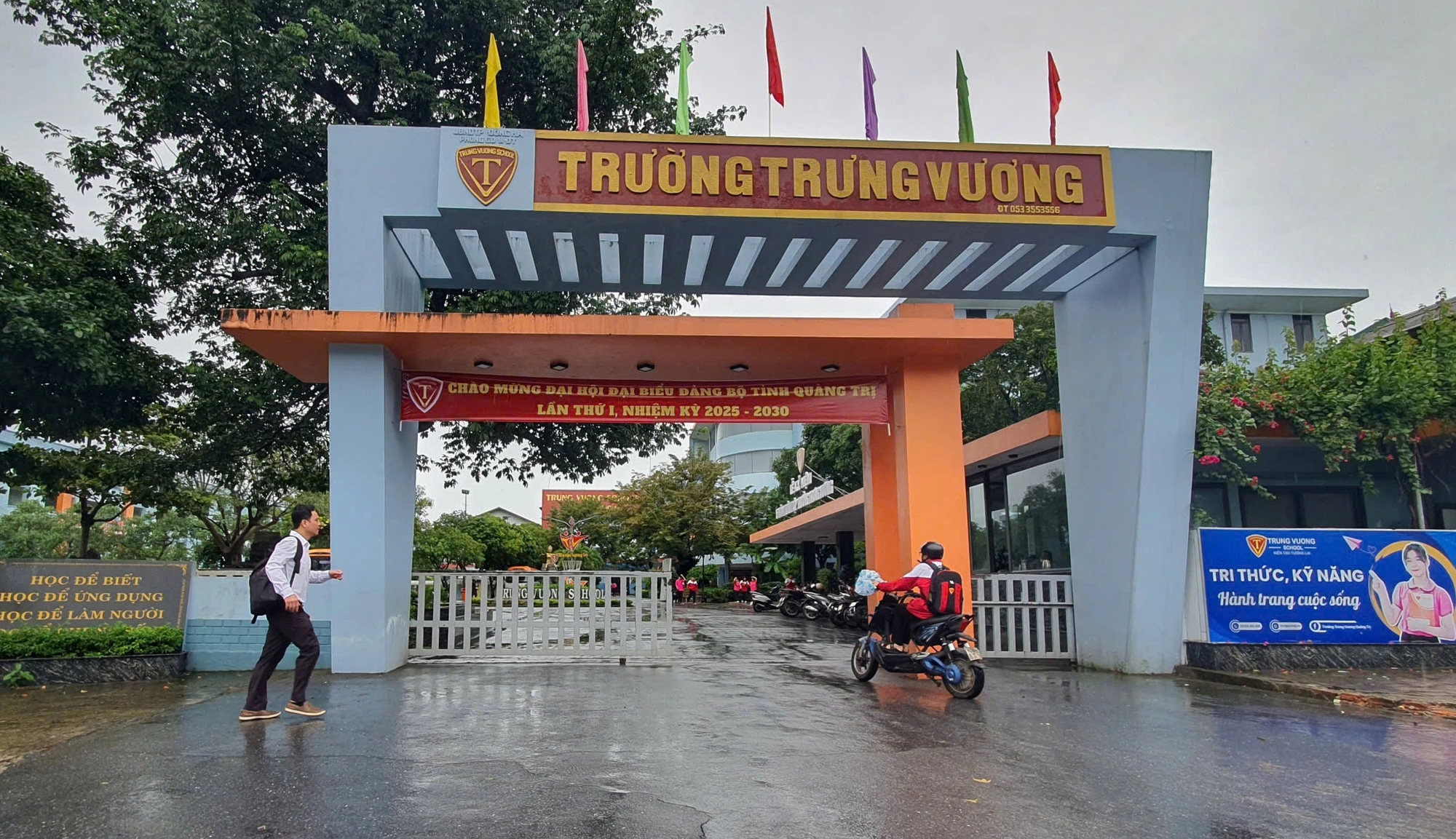 Tỉnh cho nghỉ học tránh bão, một trường ở Quảng Trị vẫn tổ chức dạy học - Ảnh 2.