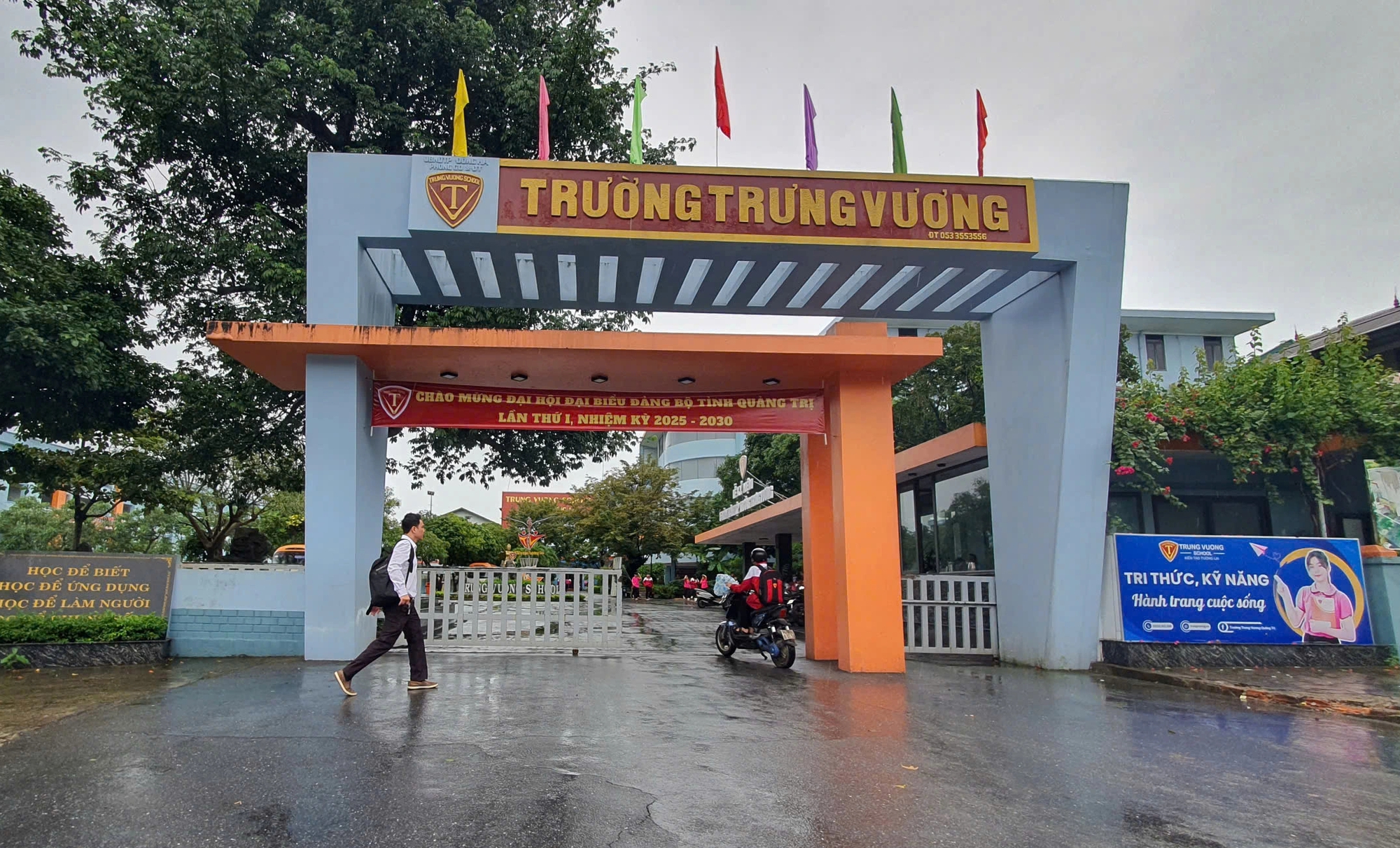 Trưởng tổ chức dạy lúc cả tỉnh nghỉ tránh bão, đã… cho học sinh nghỉ học - Ảnh 1.