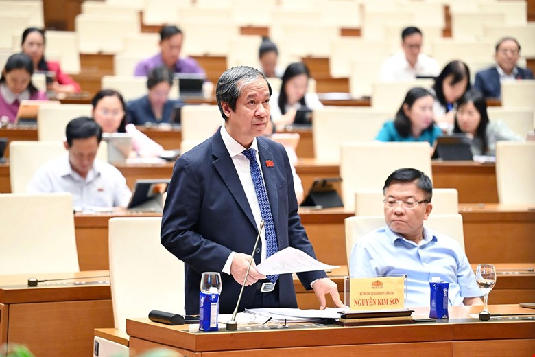 ប្រតិភូរដ្ឋសភាស្នើឲ្យមានការបំភ្លឺថា ហេតុអ្វីបានជាការប្រឡងសញ្ញាបត្រមធ្យមសិក្សាទុតិយភូមិត្រូវរក្សា? - រូបថត ២. Đại biểu Quốc hội đề nghị làm rõ vì sao phải giữ kỳ thi tốt nghiệp THPT?- Ảnh 2.