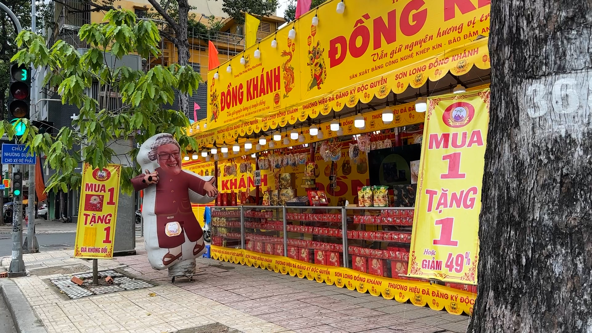 Trung thu chưa tới, nhiều quầy bánh đã treo biển mua 1 tặng 2- Ảnh 2.