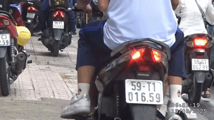 Cả trăm xe máy đi t…