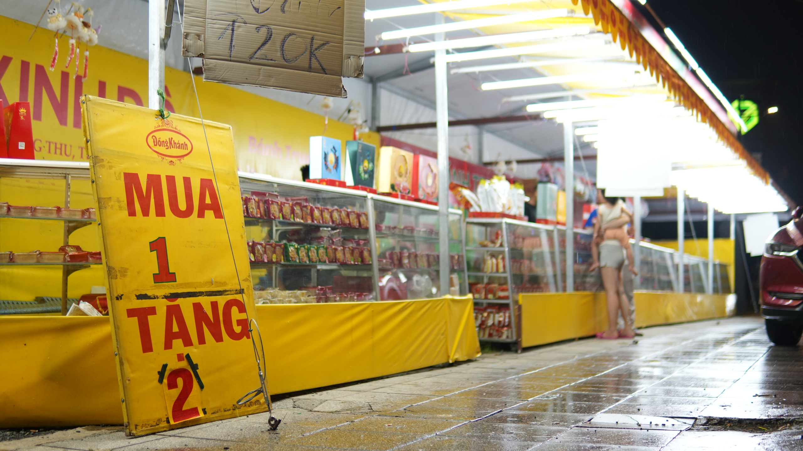 Trung thu chưa tới, nhiều quầy bánh đã treo biển mua 1 tặng 2- Ảnh 1.