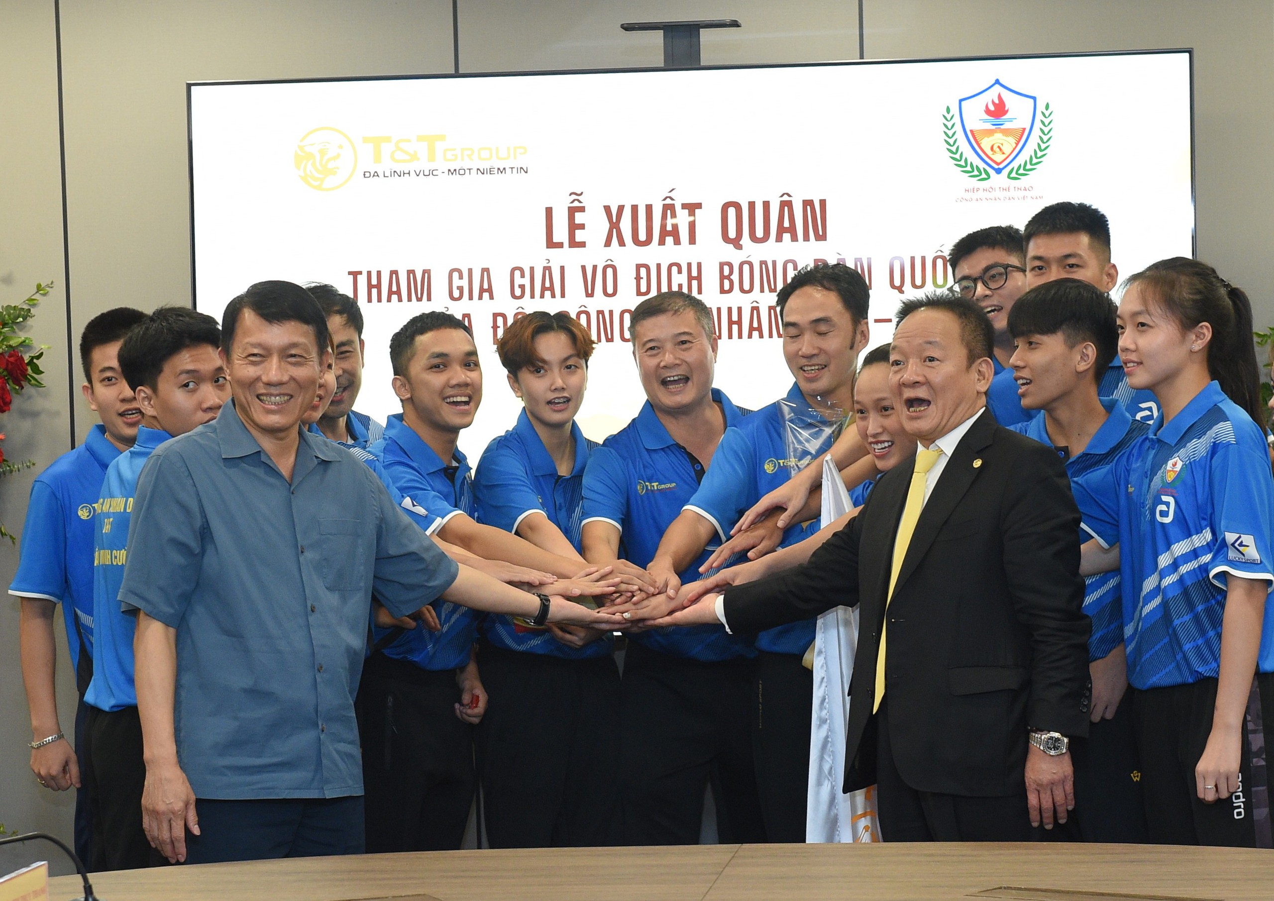 Dinh Anh Hoang: ຈາກຄວາມຫວັງໄວໜຸ່ມຈົນເປັນເສົາຄ້ຳຂອງເທນນິດຫວຽດນາມ  - ຮູບ 3. Đinh Anh Hoàng: Từ niềm hy vọng trẻ đến trụ cột của bóng bàn Việt Nam
- Ảnh 3.