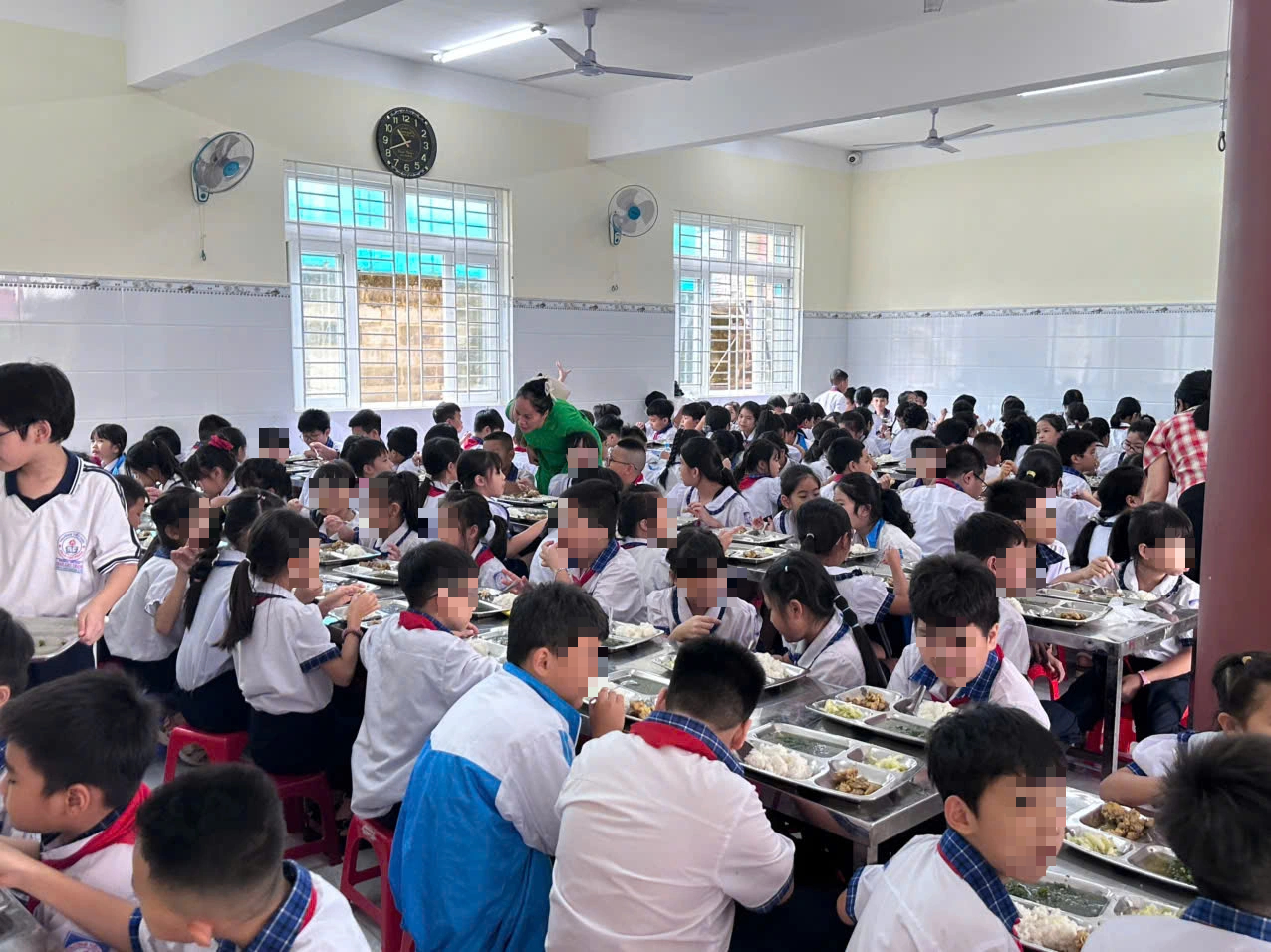 Nhà trường lên tiếng suất ăn trưa 37.000 đồng của học sinh - Ảnh 1.