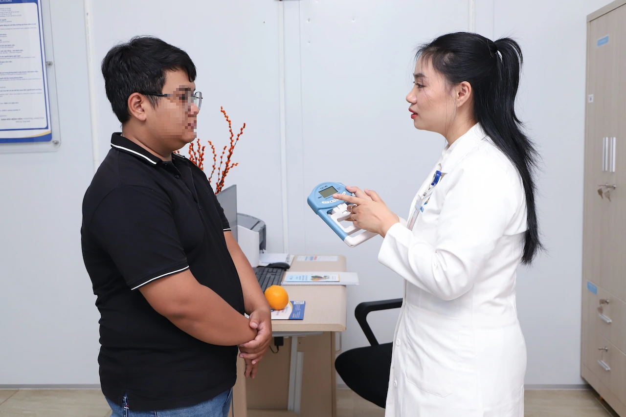 Alo bác sĩ nghe: Có nên nhịn ăn tối để giữ dáng thon, tránh tích mỡ bụng? - Ảnh 2.