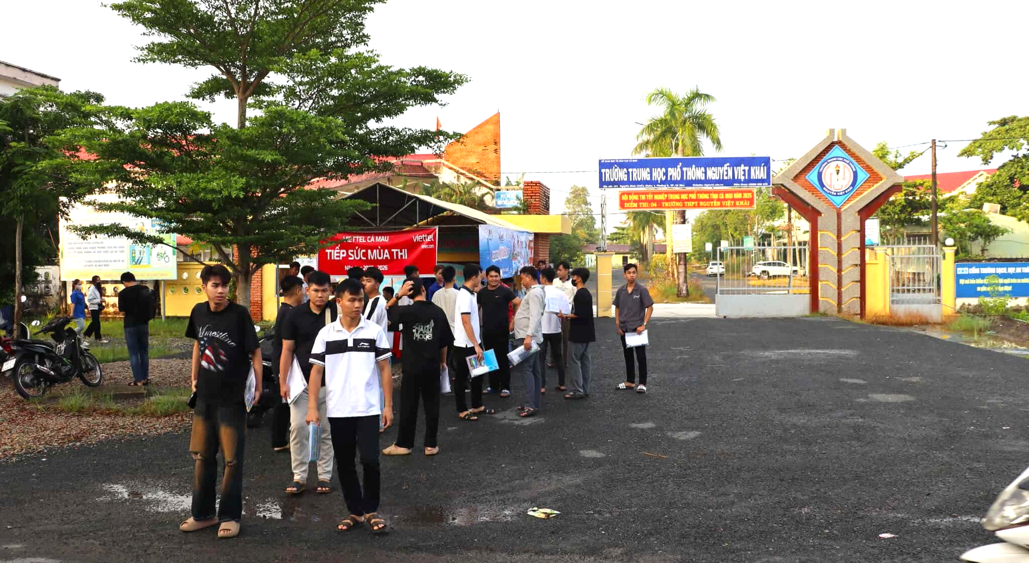 នាយកដ្ឋានអប់រំ និងបណ្តុះបណ្តាល Ca Mau កែសំរួលការរៀបចំគ្រូបង្រៀននៅសាលា Nguyen Viet Khai - រូបថត ១. Sở GD-ĐT Cà Mau chấn chỉnh việc sắp xếp giáo viên tại Trường Nguyễn Việt Khái- Ảnh 1.