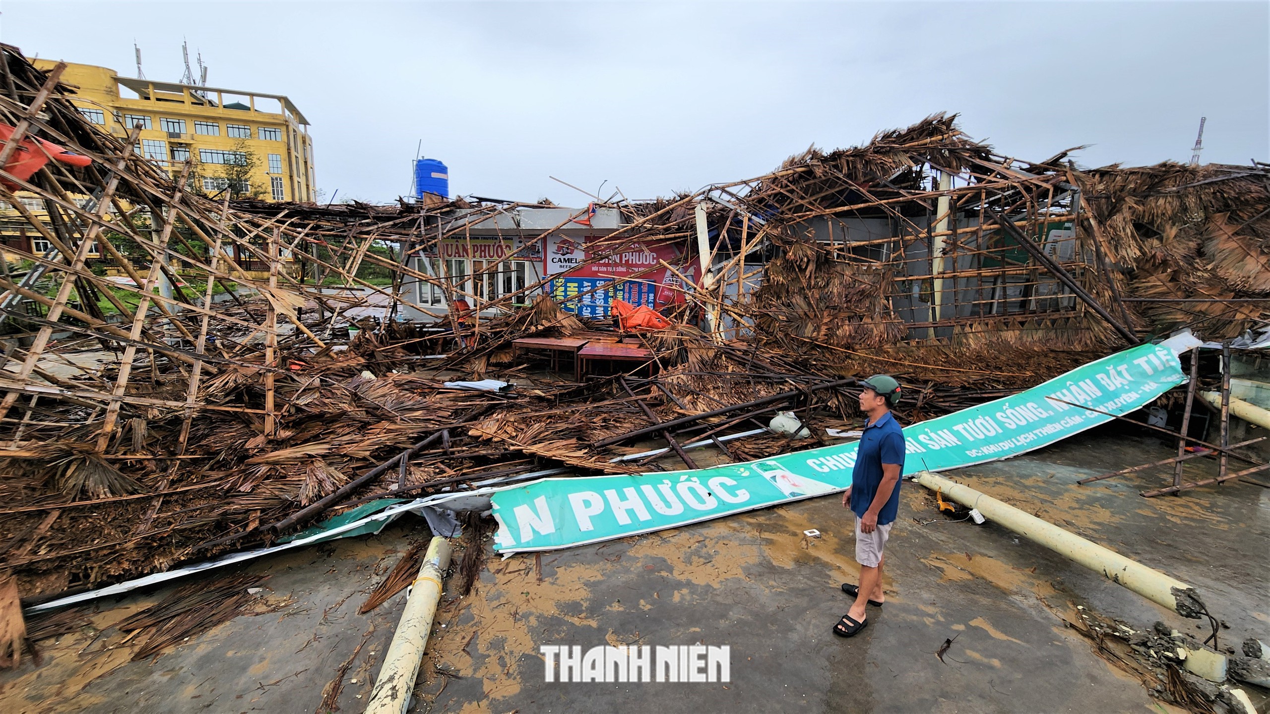 Khu du lịch Thiên Cầm tan hoang sau bão số 10 - Ảnh 2.