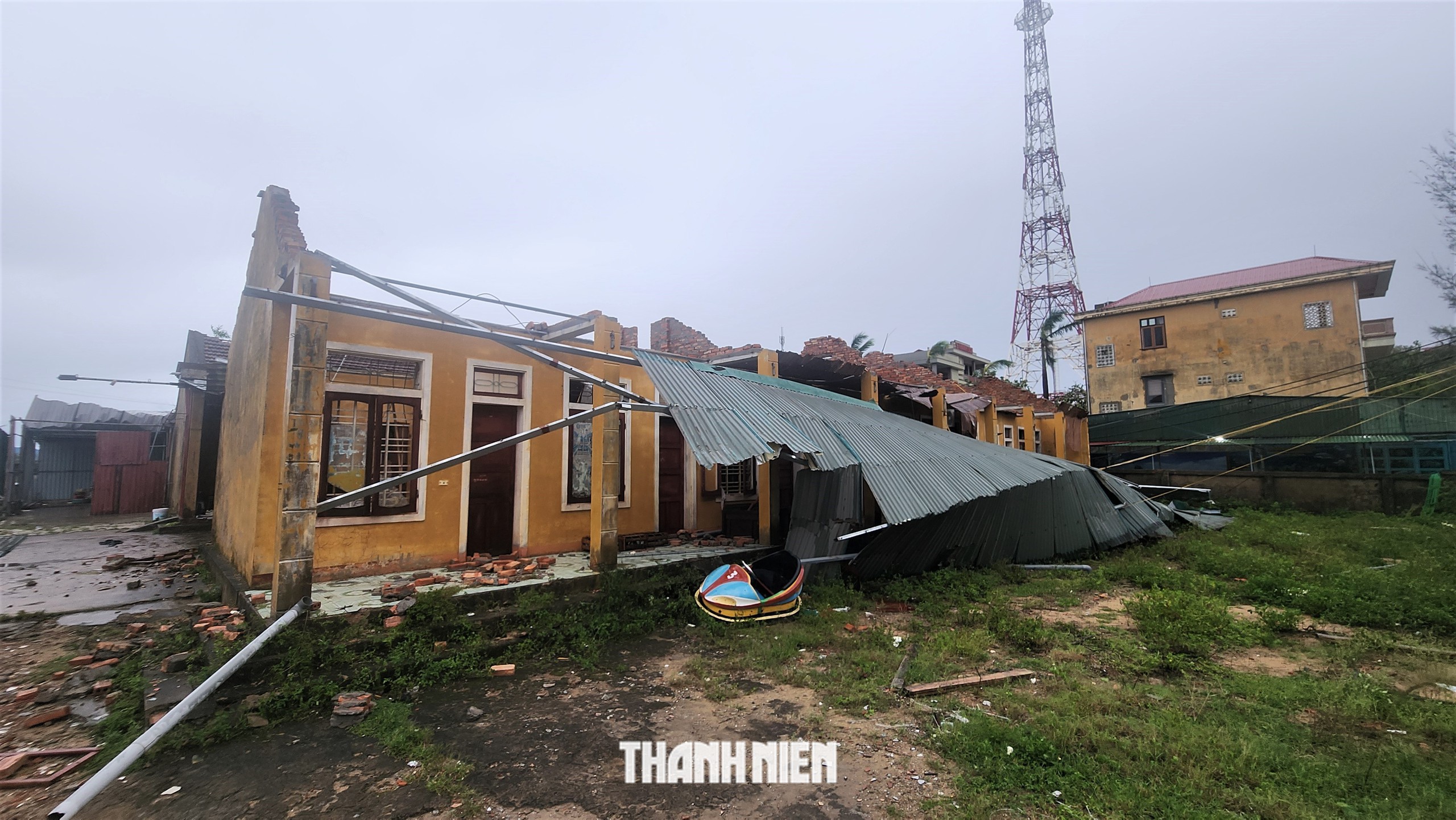 Khu du lịch Thiên Cầm tan hoang sau bão số 10 - Ảnh 6.