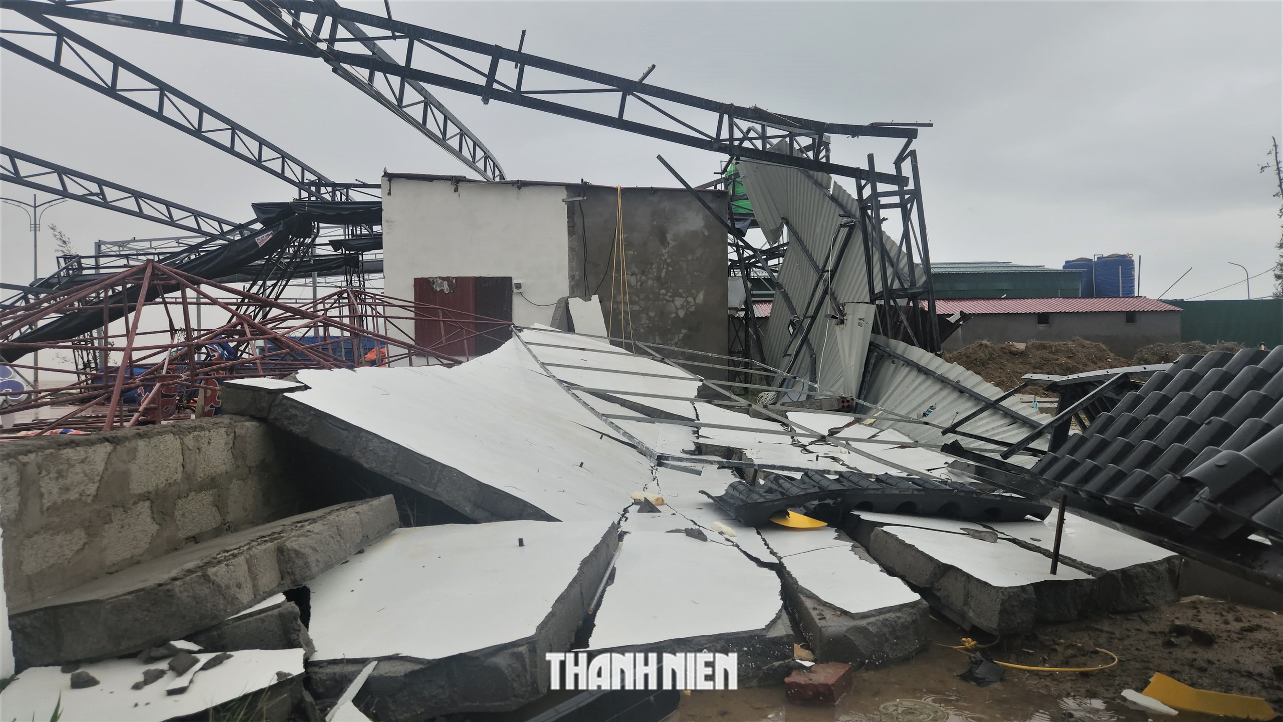 Khu du lịch Thiên Cầm tan hoang sau bão số 10 - Ảnh 4.