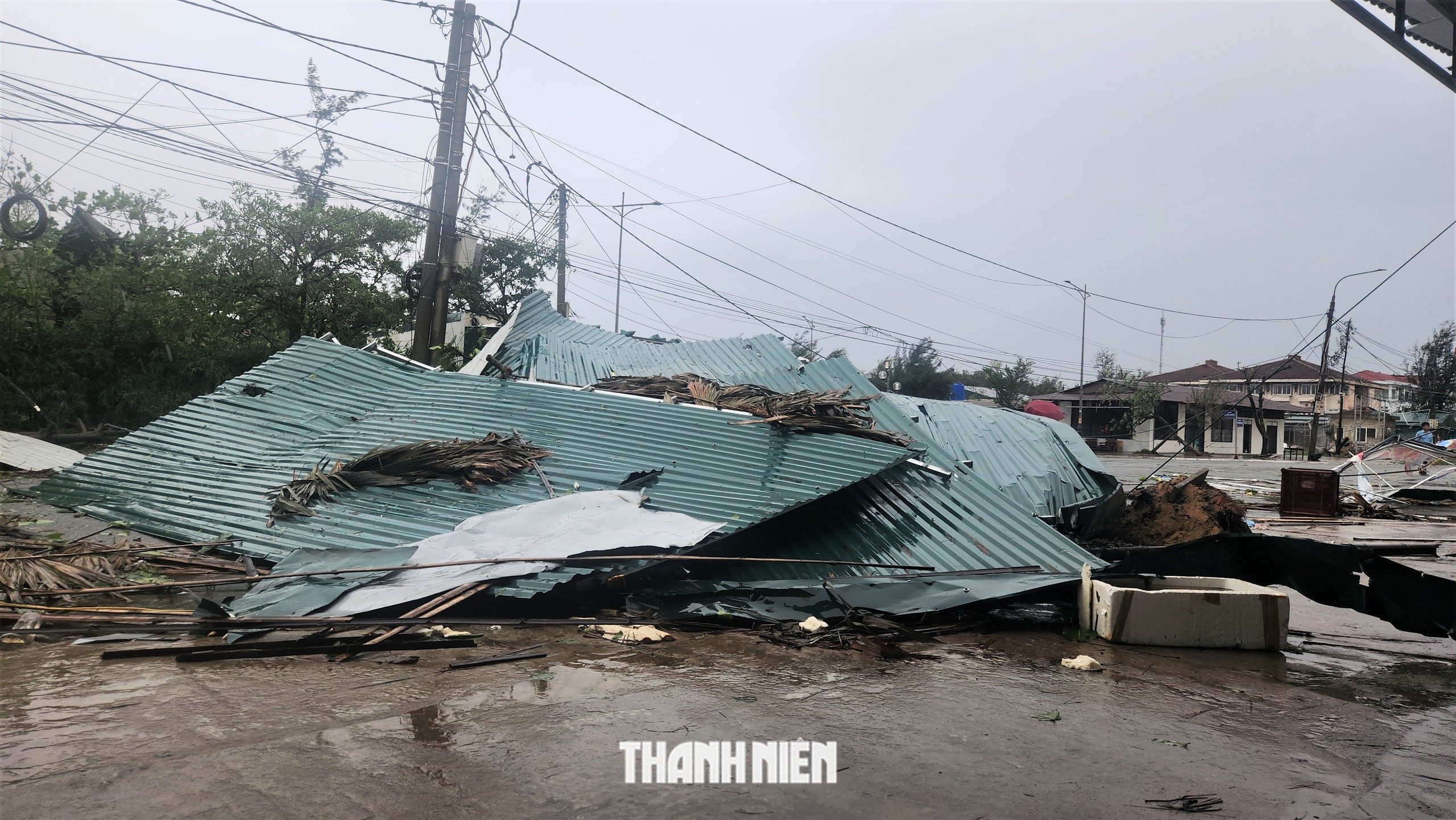 Khu du lịch Thiên Cầm tan hoang sau bão số 10 - Ảnh 7.