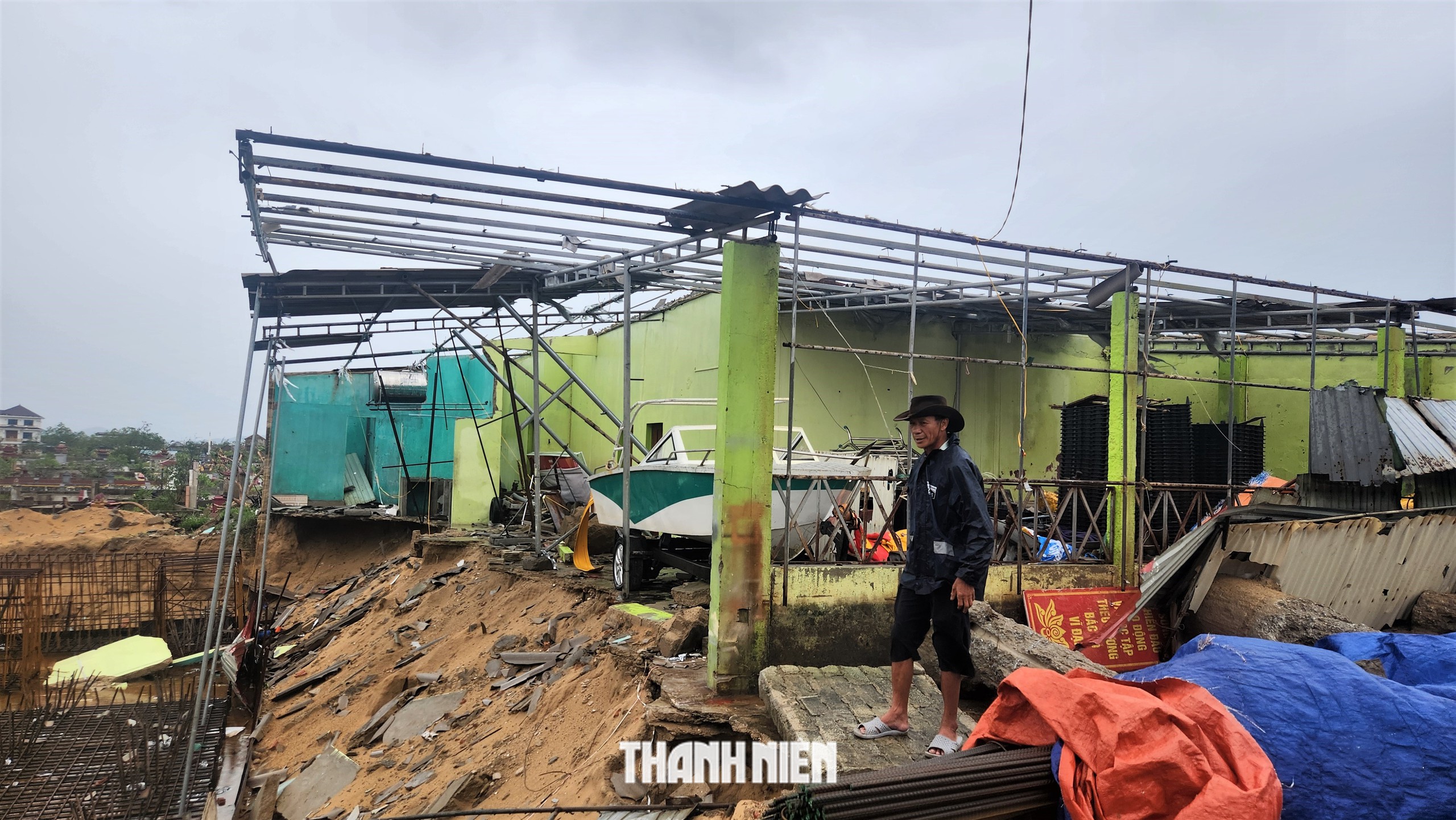Khu du lịch Thiên Cầm tan hoang sau bão số 10 - Ảnh 3.