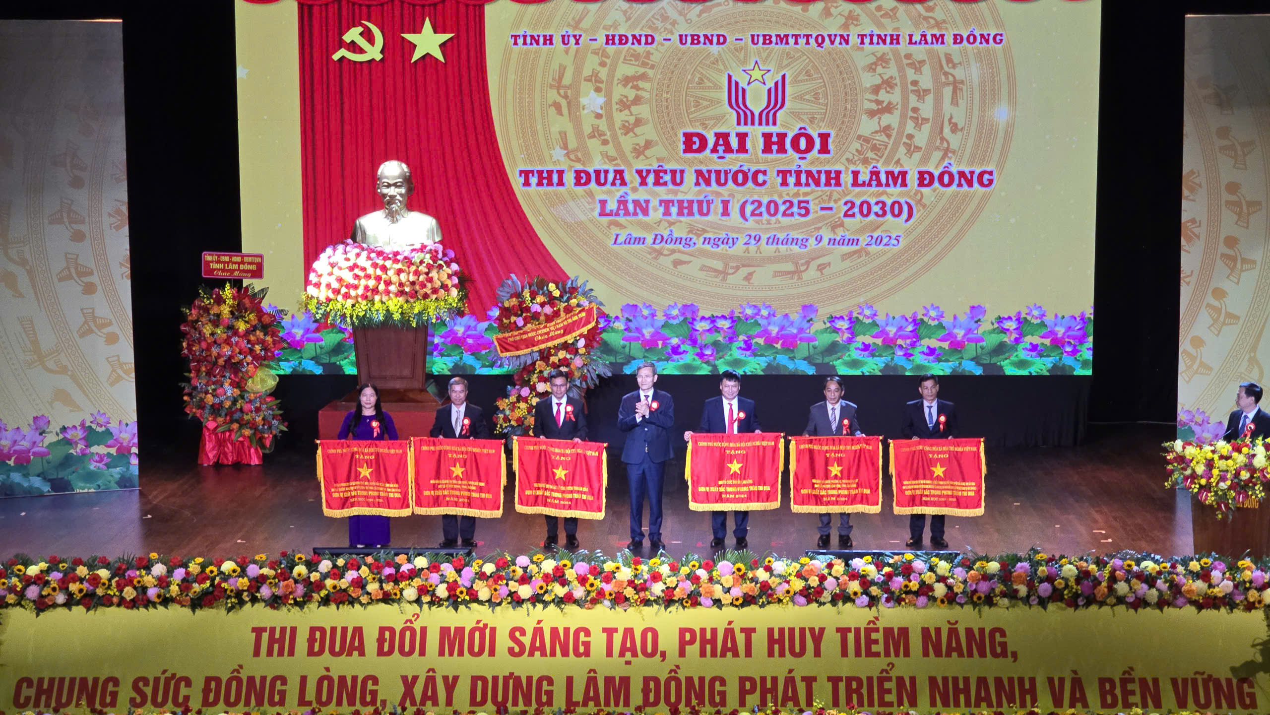 អនុប្រធានរដ្ឋ Vo Thi Anh Xuan ចាប់ផ្តើមចលនាត្រាប់តាមស្នេហាជាតិនៅ Lam Dong - រូបថត ៥. Phó chủ tịch nước Võ Thị Ánh Xuân phát động thi đua yêu nước tại Lâm Đồng - Ảnh 5.