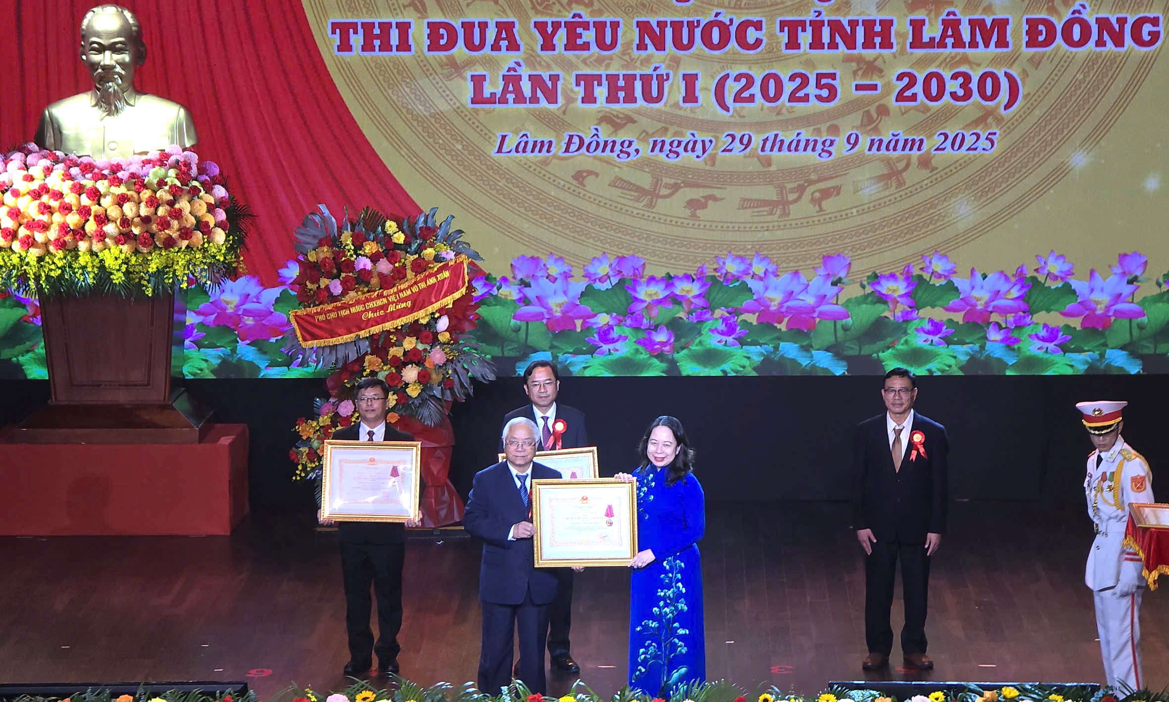 អនុប្រធានរដ្ឋ Vo Thi Anh Xuan ចាប់ផ្តើមចលនាត្រាប់តាមស្នេហាជាតិនៅ Lam Dong - រូបថត ២. Phó chủ tịch nước Võ Thị Ánh Xuân phát động thi đua yêu nước tại Lâm Đồng - Ảnh 2.