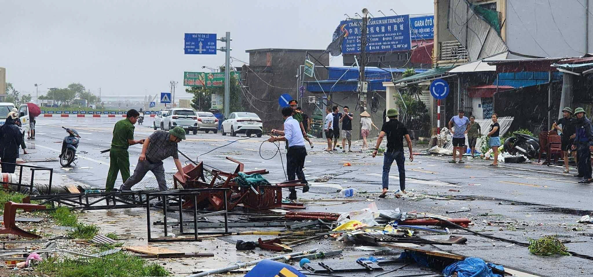 Lốc xoáy ập vào Hưng Yên, 2 người chết và ít nhất 8 người bị thương- Ảnh 2.